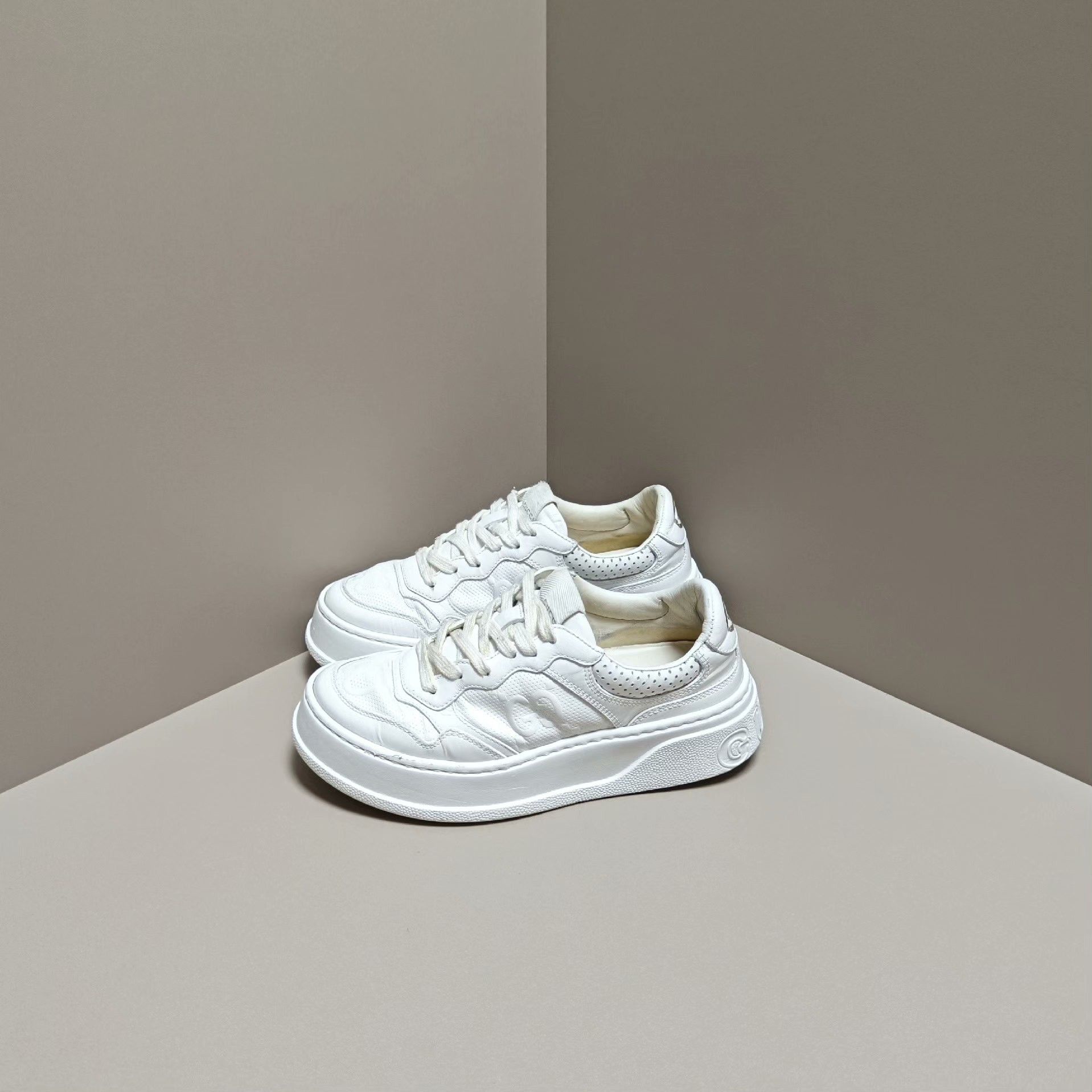 Gucci Gucci White Lowtop Sneakers us_5 Women Size US 5 / IT 35 - 1 Thumbnail