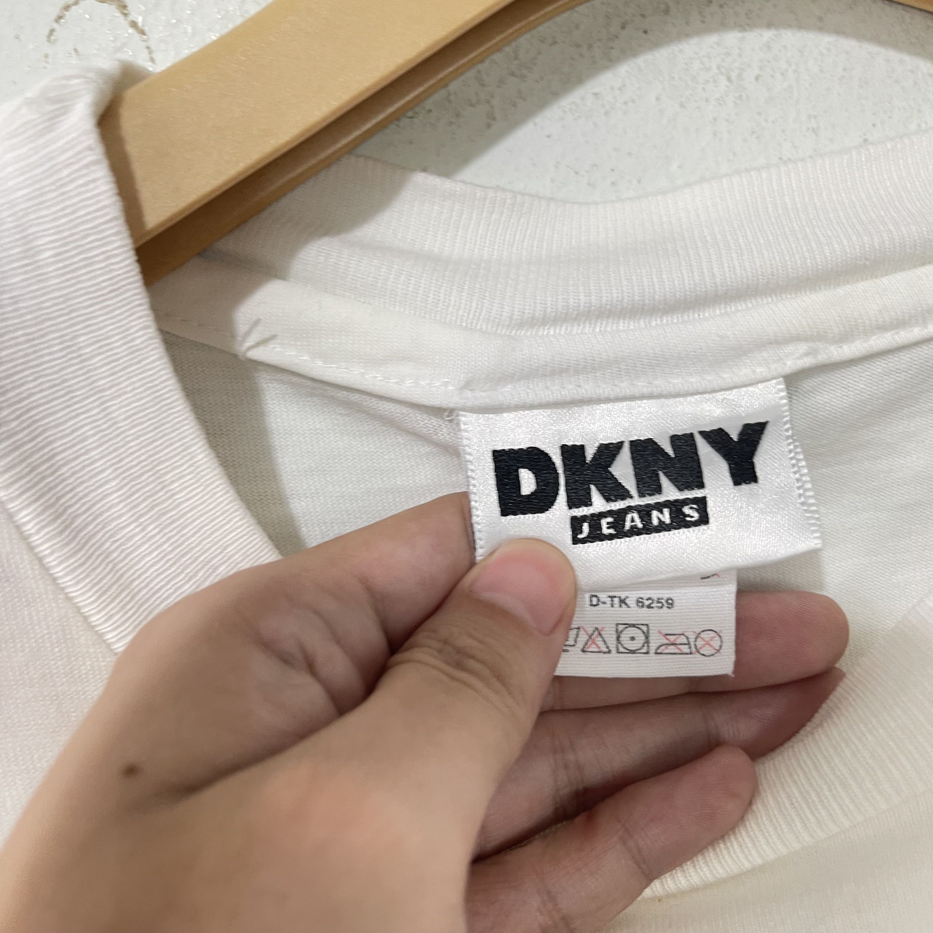 DKNY Vintage 90s DKNY T-Shirt Size US XL / EU 56 / 4 - 6 Thumbnail