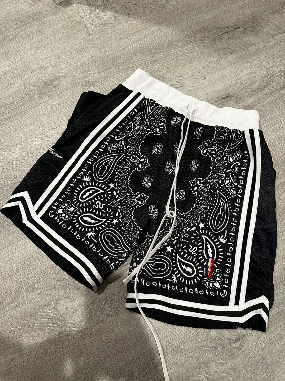 Collect and Select Collect & Select Paisley Swingman Shorts Size US 34 / EU 50 - 1 Thumbnail