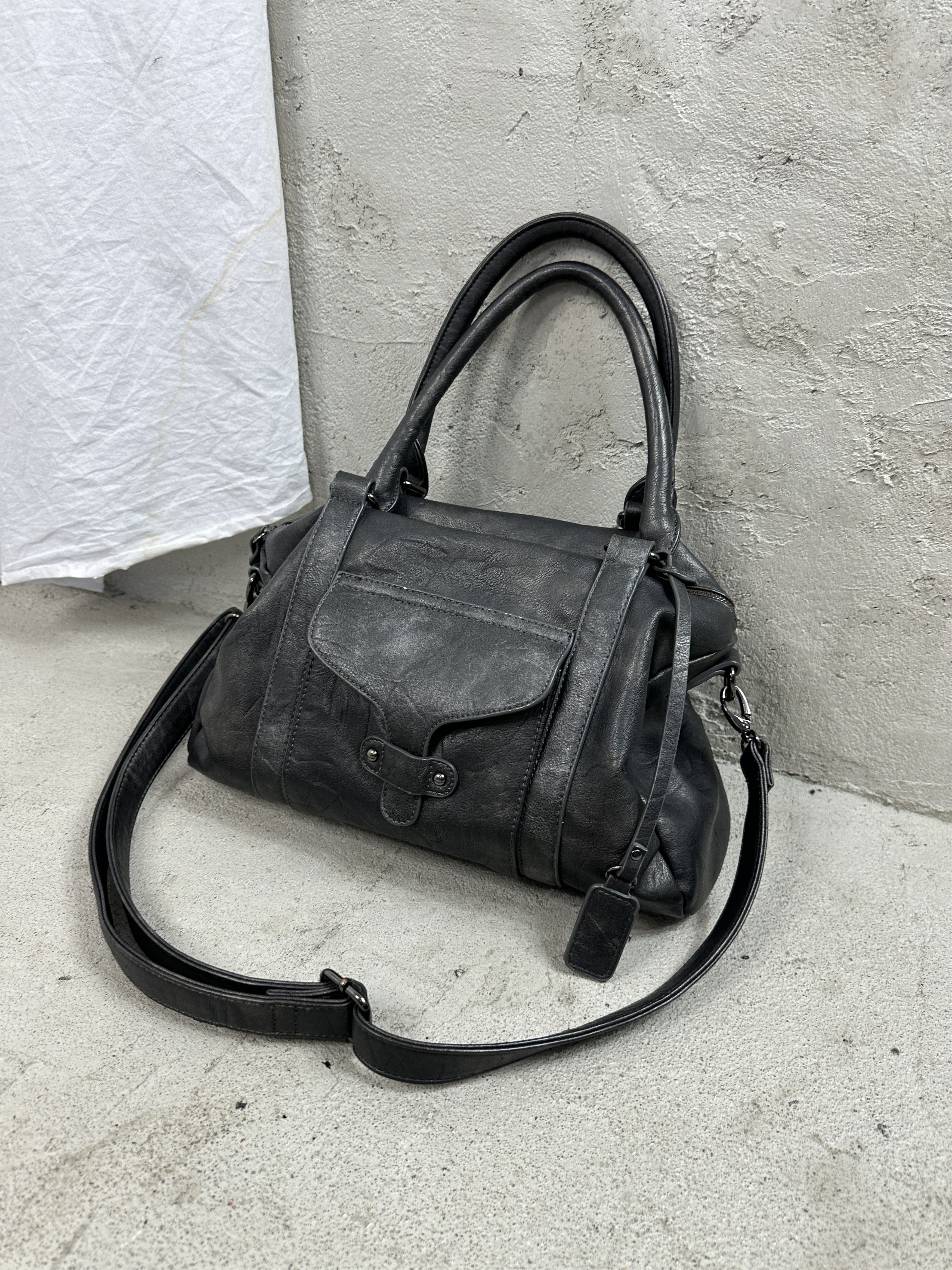 Vintage Vintage Avant Garde Faux Leather Shoulder Bag 00s Size ONE SIZE - 2 Thumbnail