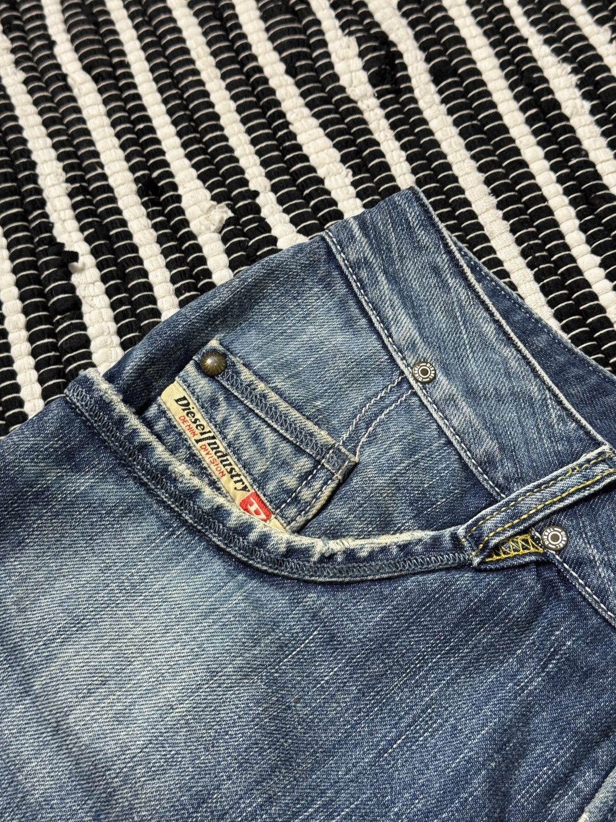 Diesel VINTAGE DIESEL 2000s DENIM MINI SKIRT Size 28" / US 6 / IT 42 - 5 Thumbnail