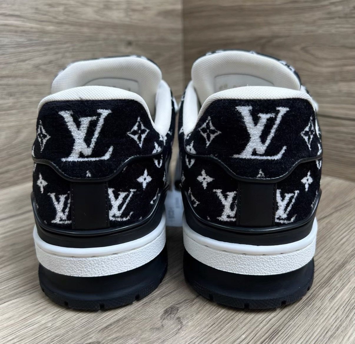 Louis Vuitton Louis Vuitton Trainer Flock All-over Print Sneakers J41 Size US 8 / EU 41 - 4 Thumbnail