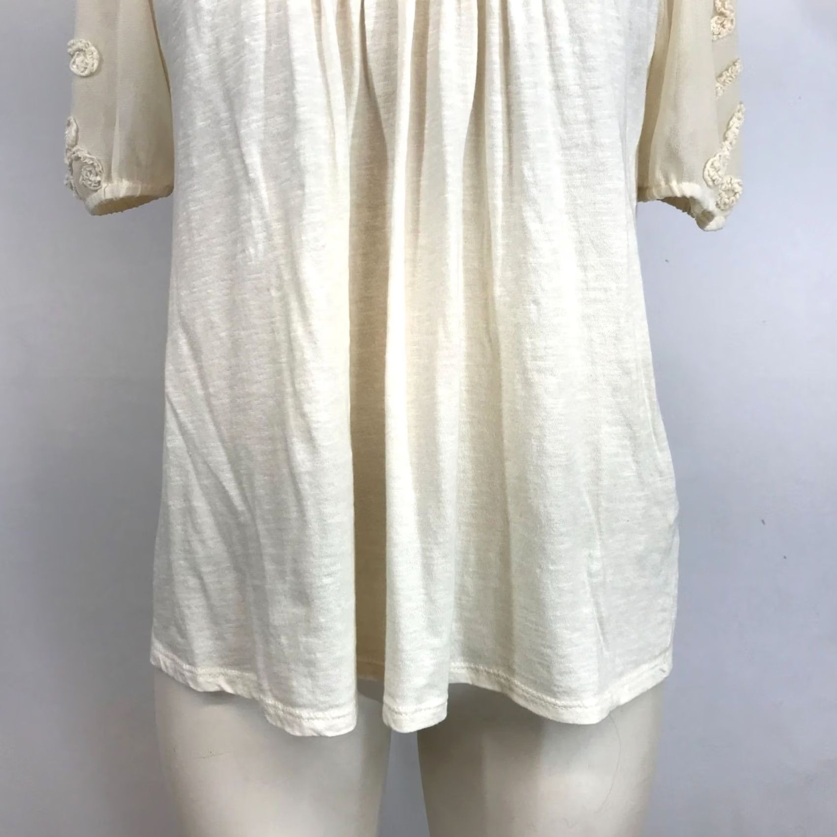 Anthropologie ANTHROPOLOGIE WOMEN'S S SMALL CREAM SHORT SLEEVE APPLIQUE COTTON TOP SHIRT Size S / US 4 / IT 40 - 3 Thumbnail