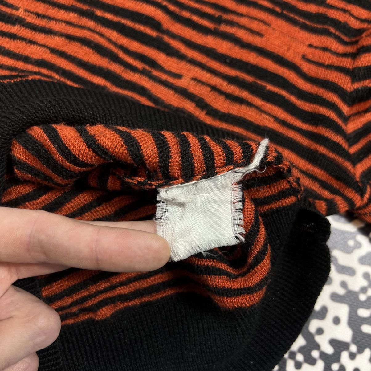 Versace Vintage Y2K Versace Tiger Striped Print Luxury Retro Sweater Size M / US 6-8 / IT 42-44 - 12 Thumbnail