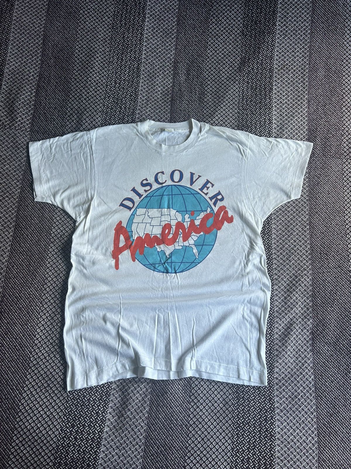 Vintage Vintage Discover America 90s Screen Stars T-shirt Size XL Size US XL / EU 56 / 4 - 1 Thumbnail