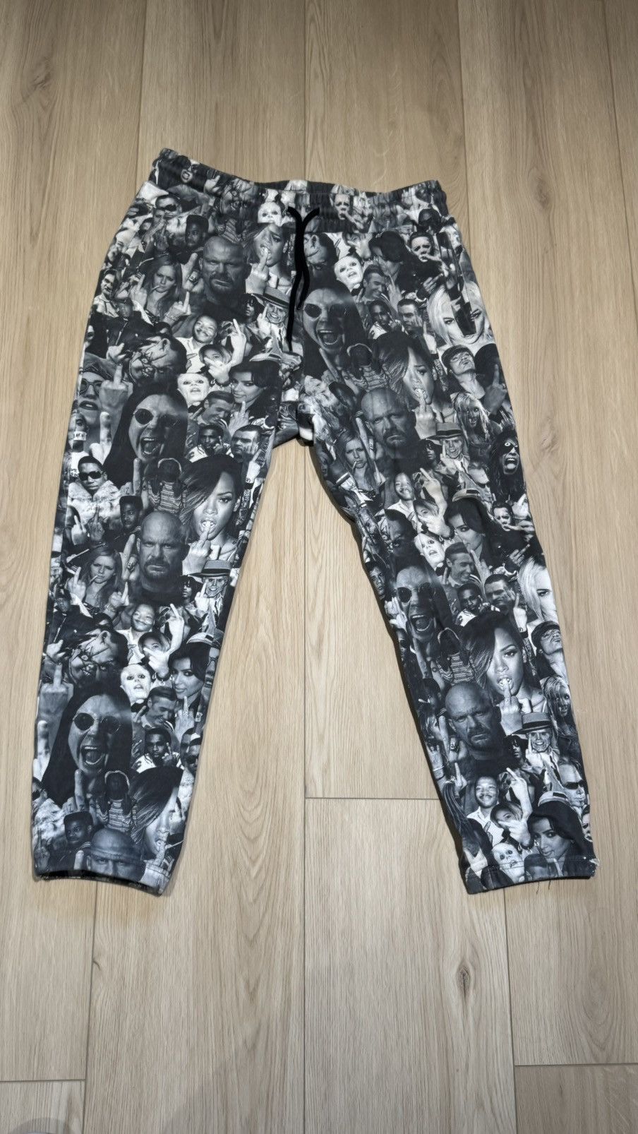 ineverheardofyou Celebrity sweatpants ineverheardofyou middle finger f you Size US 32 / EU 48 - 1 Thumbnail