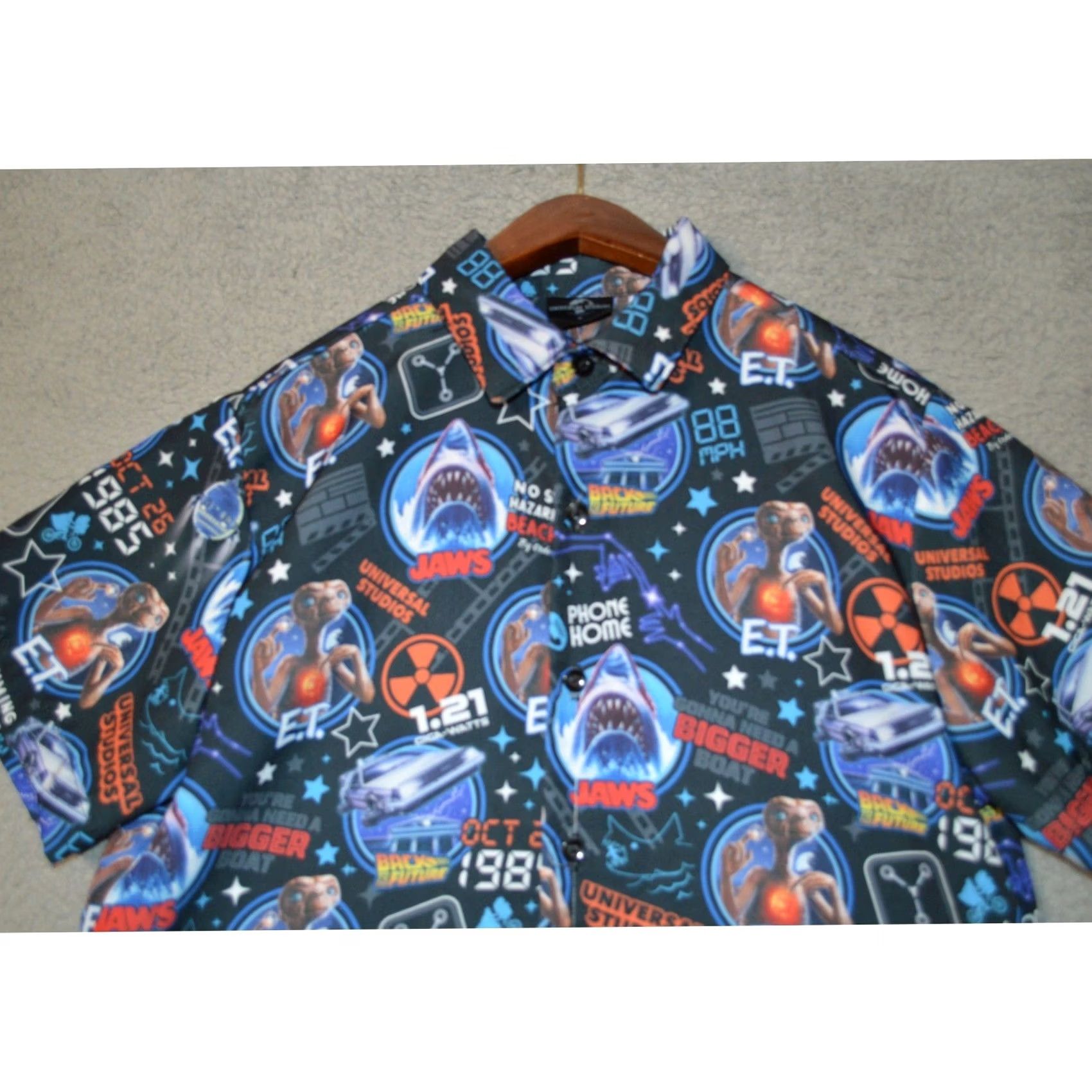 Vintage User: New Title: Universal Studios Mens Button Up Shirt Size Small Amblin Retro Collage JAWS ET Size US S / EU 44-46 / 1 - 2 Thumbnail