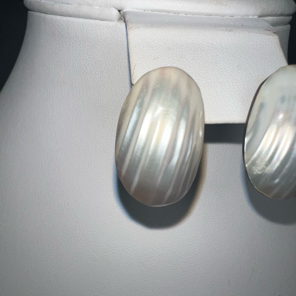 Vintage Vintage Mother Of Pearl Shell Shape Ridged Earrings Size ONE SIZE - 3 Thumbnail
