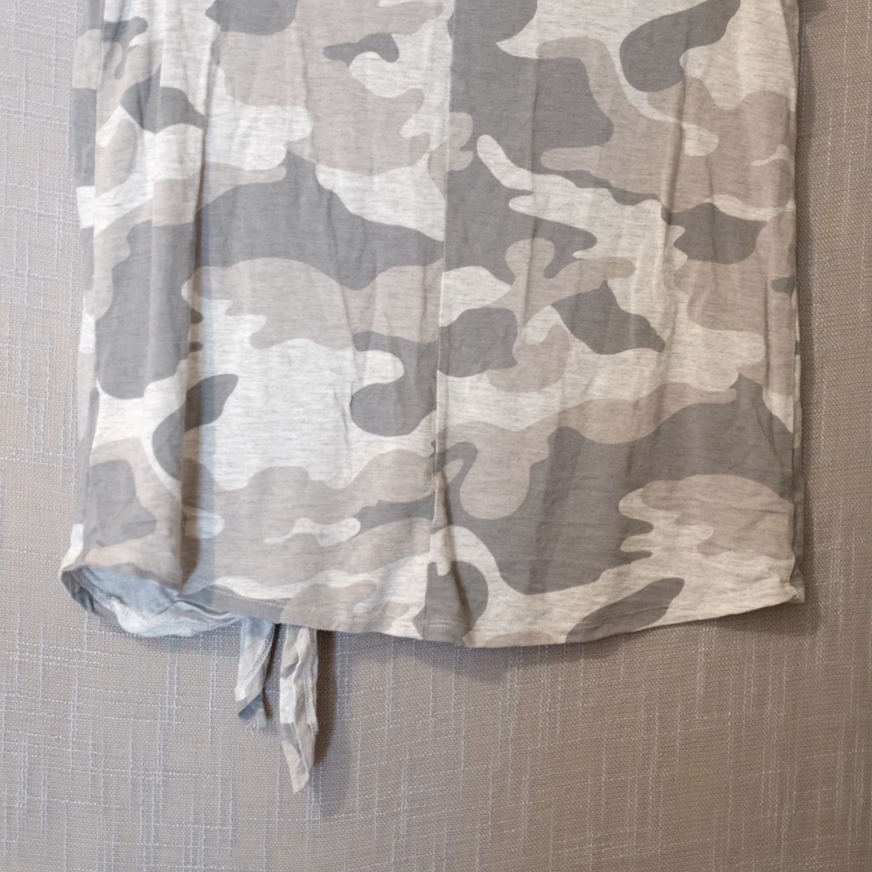 Old Navy EUC Old Navy Grey Camo Tank Top Front Tie Lightweight Stretch Womens L #A1-5 Tank Women L Grey Camo Front Tie Lightweight Stretch Old Navy Size L / US 10 / IT 46 - 6 Thumbnail