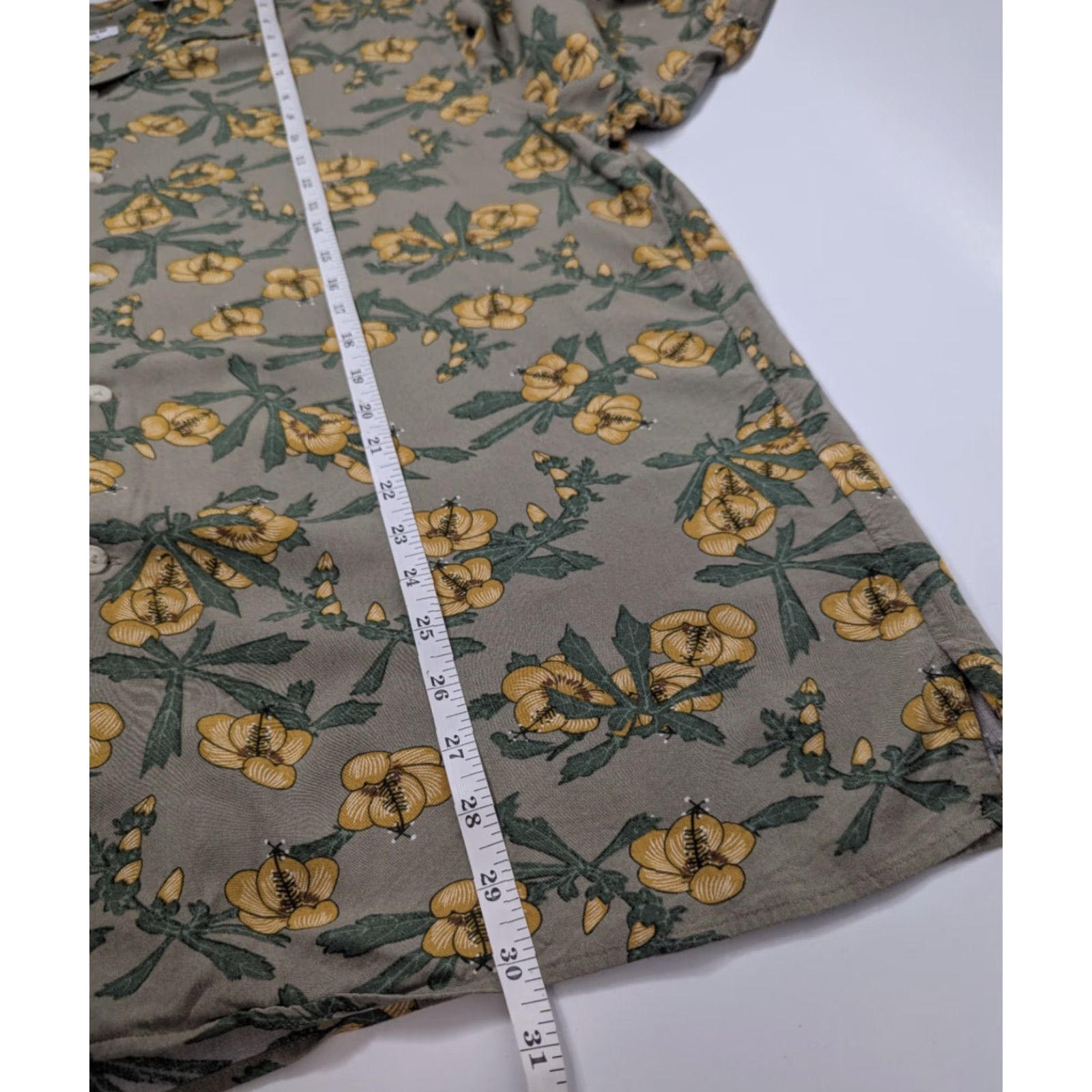 Uniqlo VINTAGE Uniqlo Shirt Mens XL Short Sleeve Button Hawaiian Floral AOP Rayon Collar Size US XL / EU 56 / 4 - 4 Thumbnail