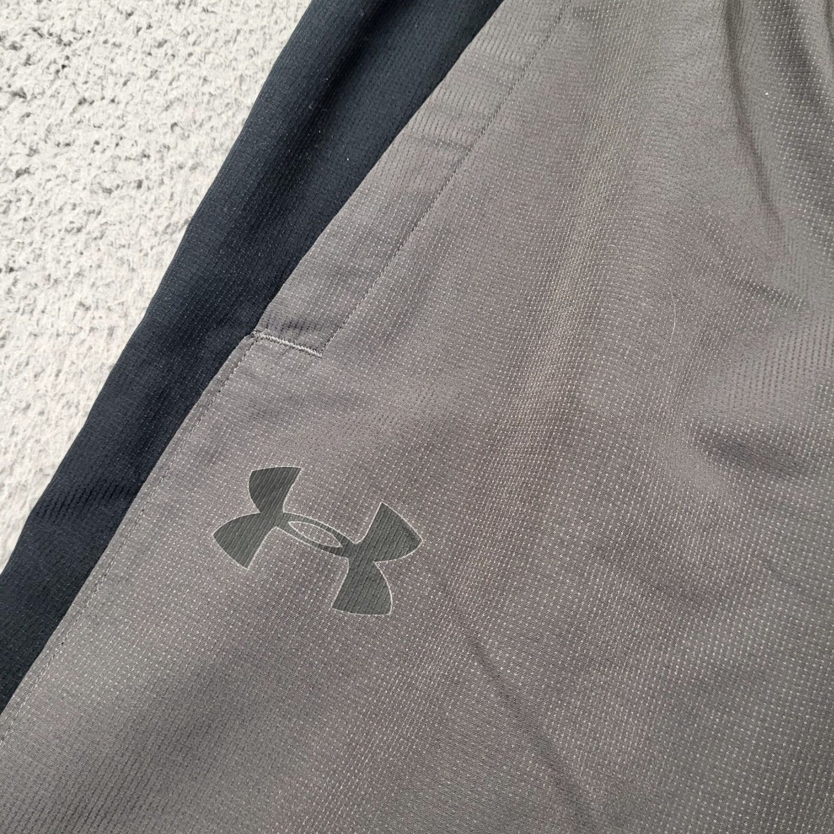 Under Armour Under Armour Mens Sweatpants Jogger Large Fitted Gray Black Stripe 30x32 Zip Leg Size US 33 - 3 Thumbnail