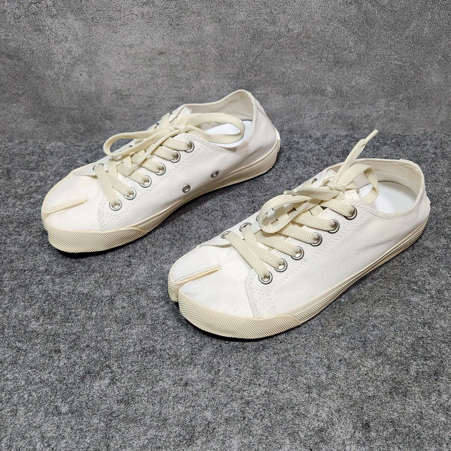Maison Margiela Maison Margiela White Tabi Low-Top Sneakers Size 36 Size US 6 / IT 36 - 1 Thumbnail
