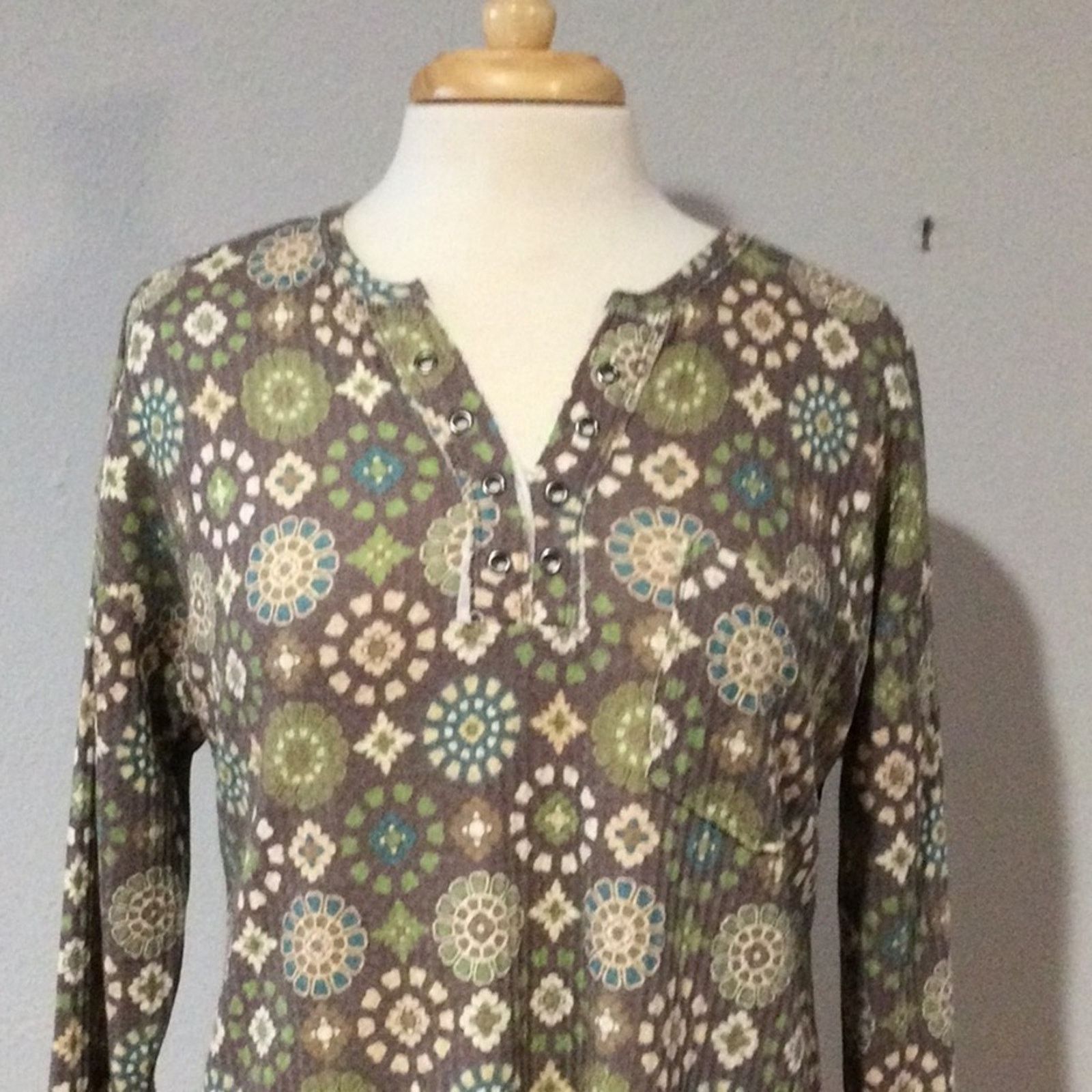 Other Cato Est 1946 Floral L/S Grommet Trim V-neck Knit Top Size M Size M / US 6-8 / IT 42-44 - 2 Thumbnail