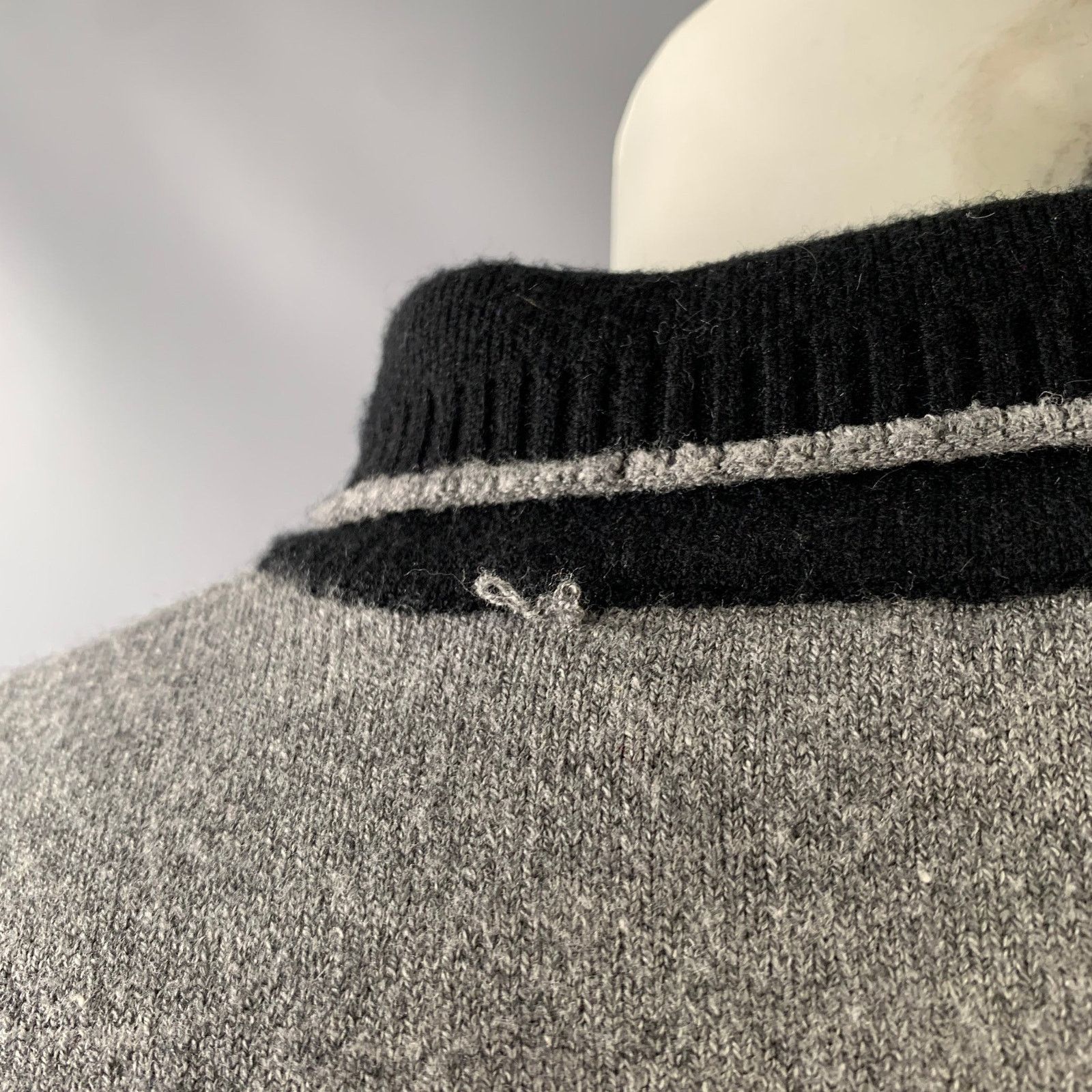 Kiton Size M Gray Black Knitted Cashmere Silk V-Neck Pullover Size US M / EU 48-50 / 2 - 5 Thumbnail