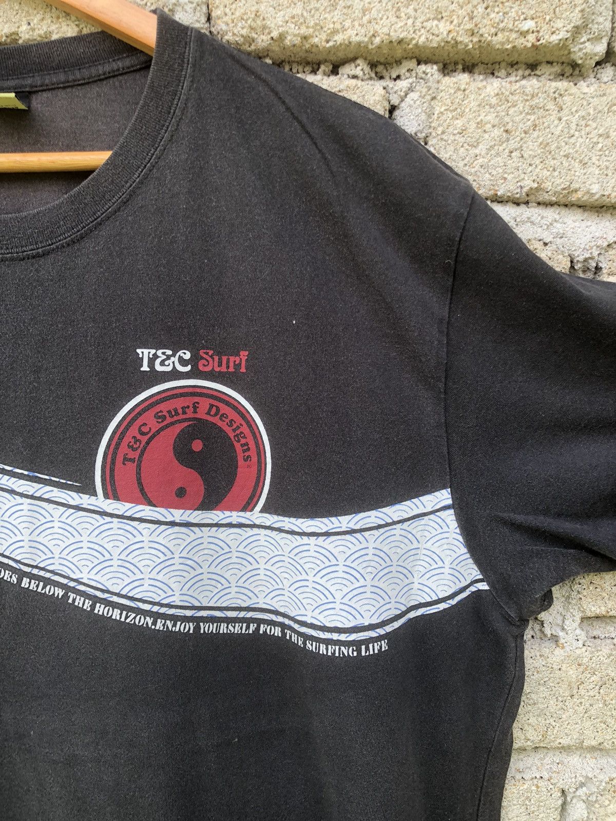 Japanese Brand Vintage Y2K Sunfaded T&C Surf Design Hawaii Backhit Tshirt Size US XXL / EU 58 / 5 - 10 Thumbnail