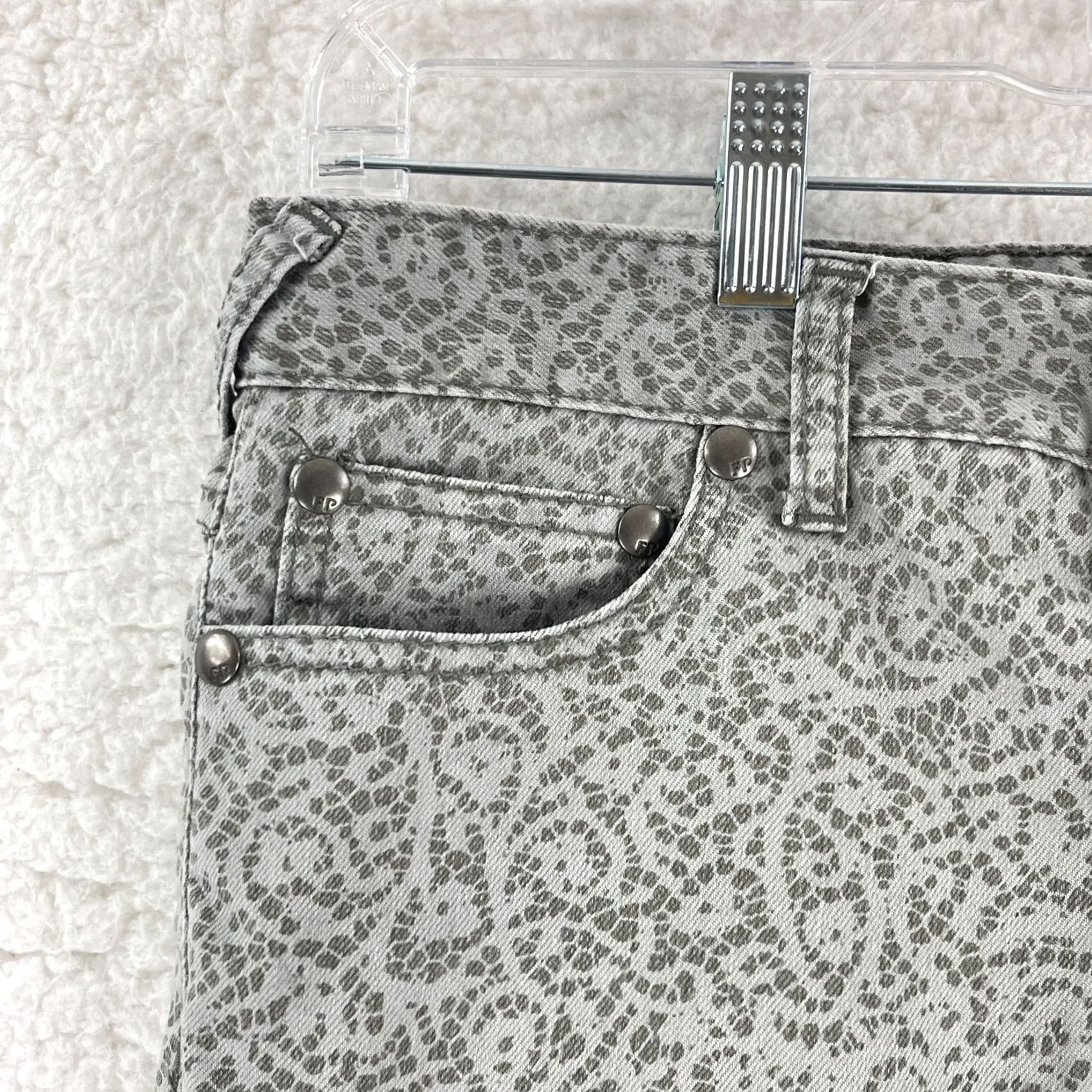 Free People Free People Jeans Skinny Gray Denim Lace Print Ankle-Zip 26 Womens Regular Rise 26 Inseam 5-Pocket Bohemian Festival Size 26" / US 2 / IT 38 - 5 Thumbnail