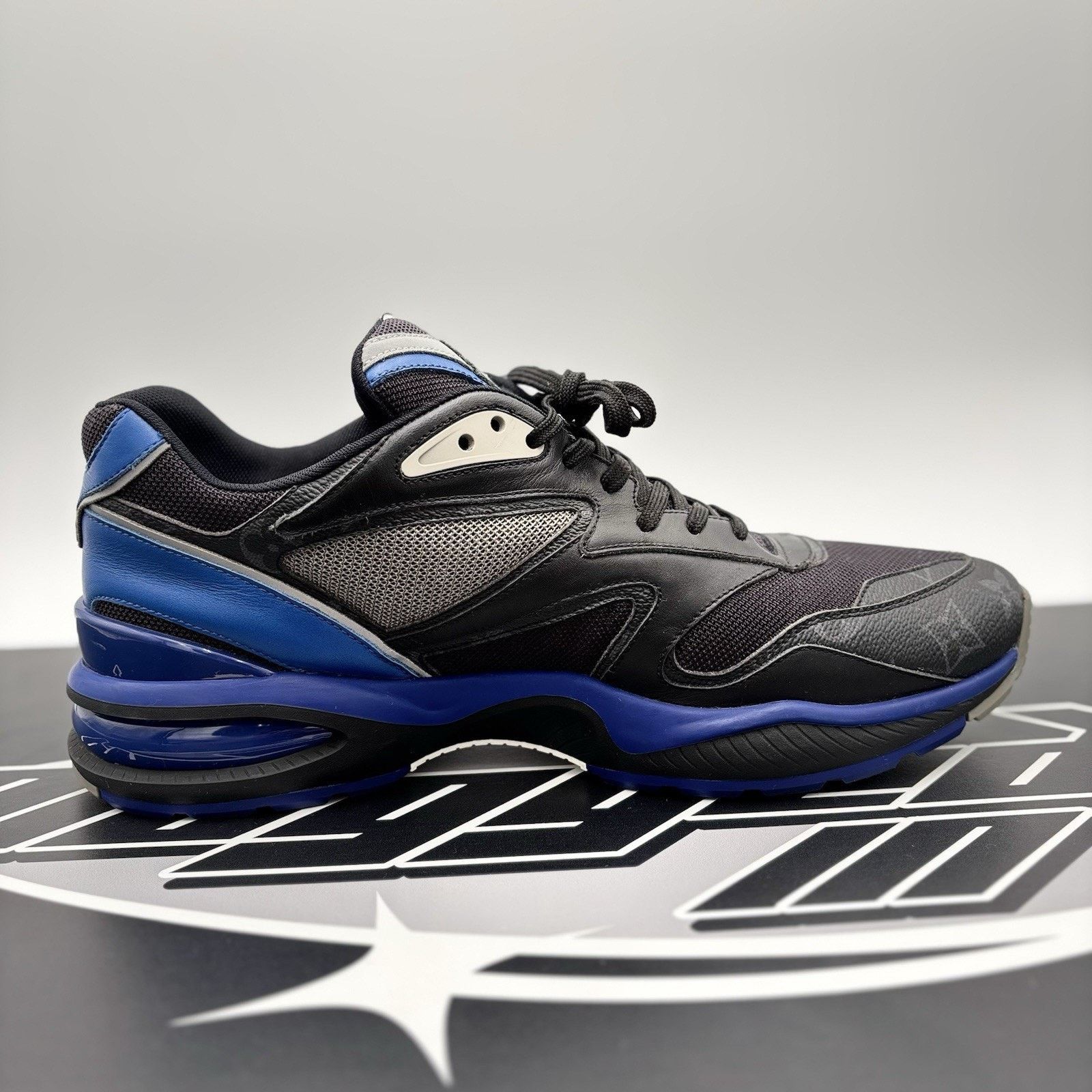 Louis Vuitton (10-10.5) Louis Vuitton Trail ' Monogram Blue '| SUPER CLEAN Size US 10 / EU 43 - 13 Thumbnail