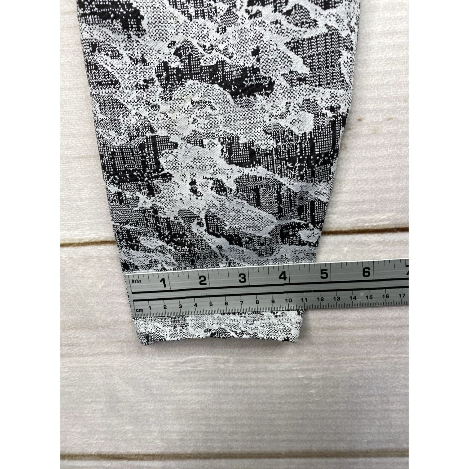 Spyder Spyder Leggings Womens M Black Digital Camo Abstract Athletic Yoga Run Capri 28in Inseam Pockets Stretch breathable Lightweight Size 32" / US 10 / IT 46 - 7 Thumbnail