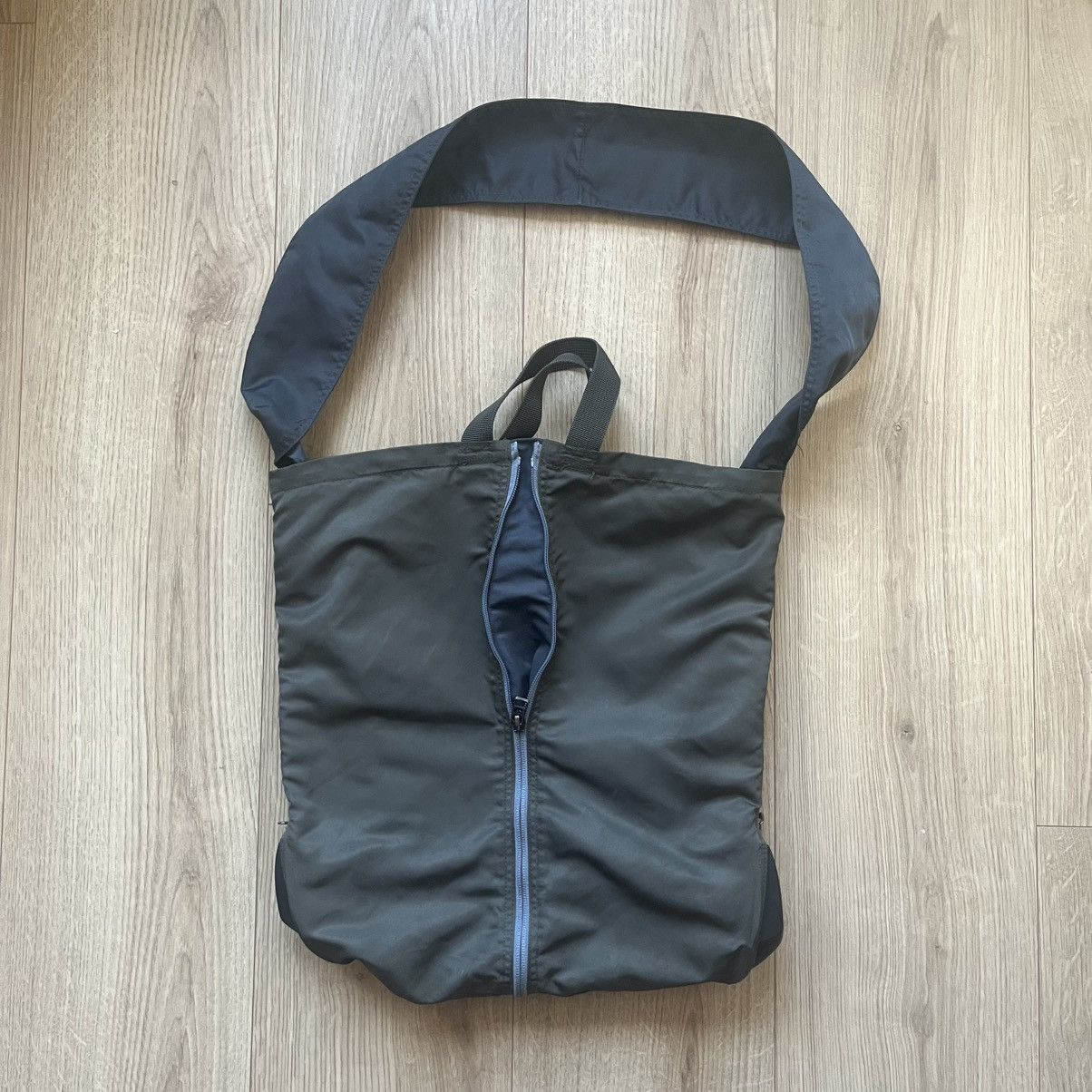 Kiko Kostadinov Fox Lab Expandable Bag in Olive/Blue Size ONE SIZE - 3 Thumbnail
