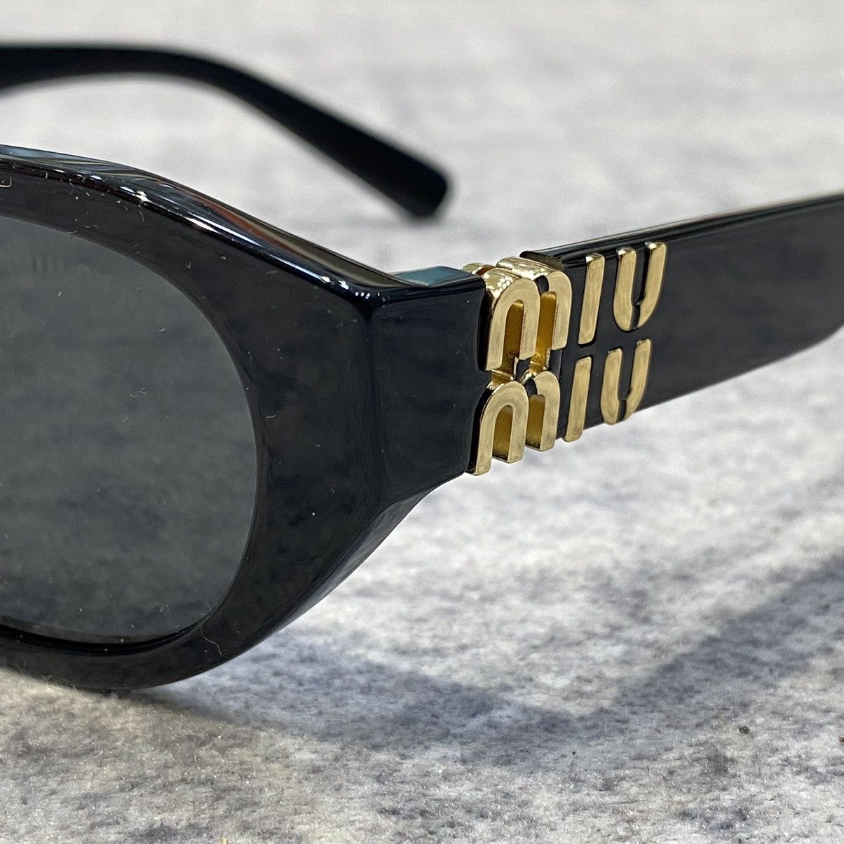 サングラス MiuMiu FW24 Miu Miu - 0MU A03S - 16K08Z (0MU A03S 16K08Z) MU A03S Miu Miu Sunglasses 16K08Z Black - eye-oo.com
