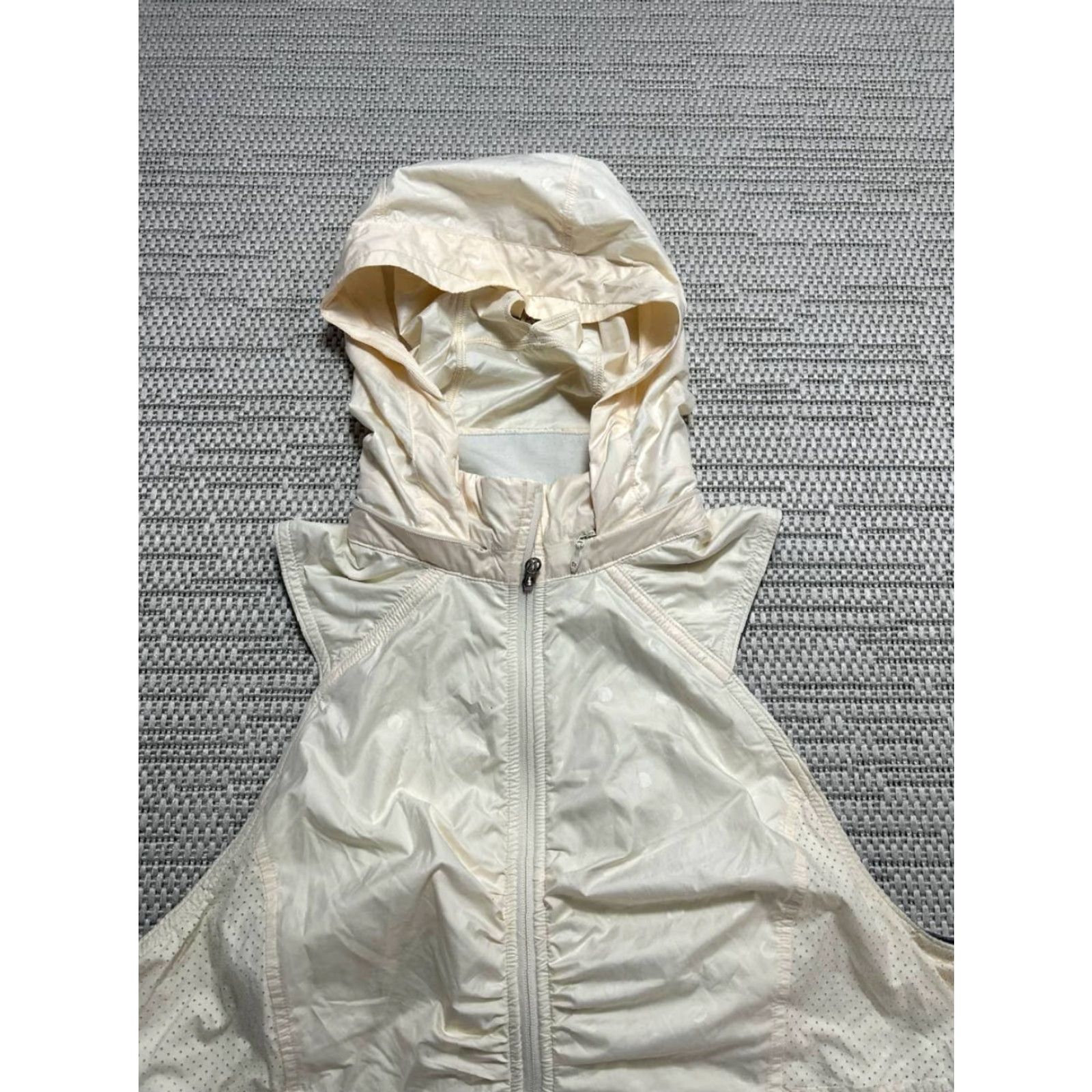 Lululemon Lululemon Kanto Catch Me Vest Womens 8 Beige Water Resistant Sweat Wicking Breathable Hooded Pockets Jacket Vest Size M / US 6-8 / IT 42-44 - 3 Thumbnail