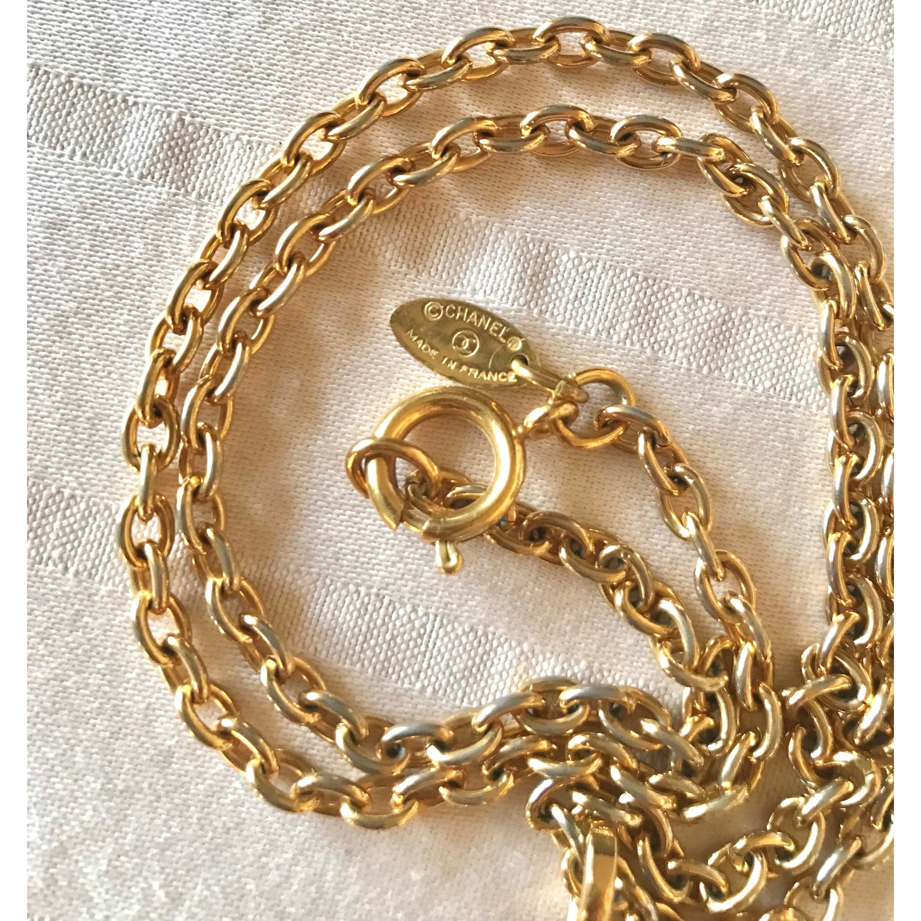 Vintage CHANEL classic chain necklace with mini matelasse CC