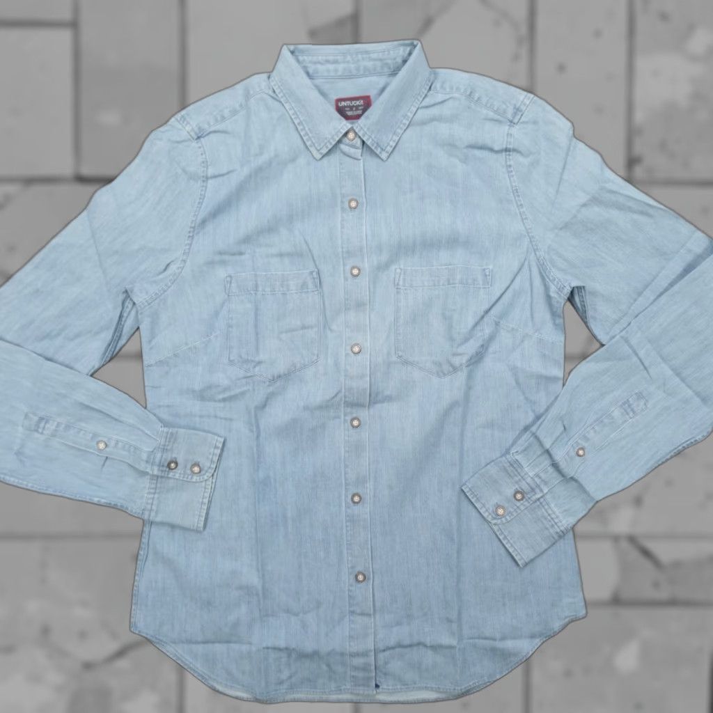 UNTUCKit UNTUCKit Alleanza Button Front Shirt Women's Size 2 Blue Chambray Regular Shirt Women Blue Chambray Basic Button-Up Casual Womens Size XS / US 0-2 / IT 36-38 - 1 Thumbnail