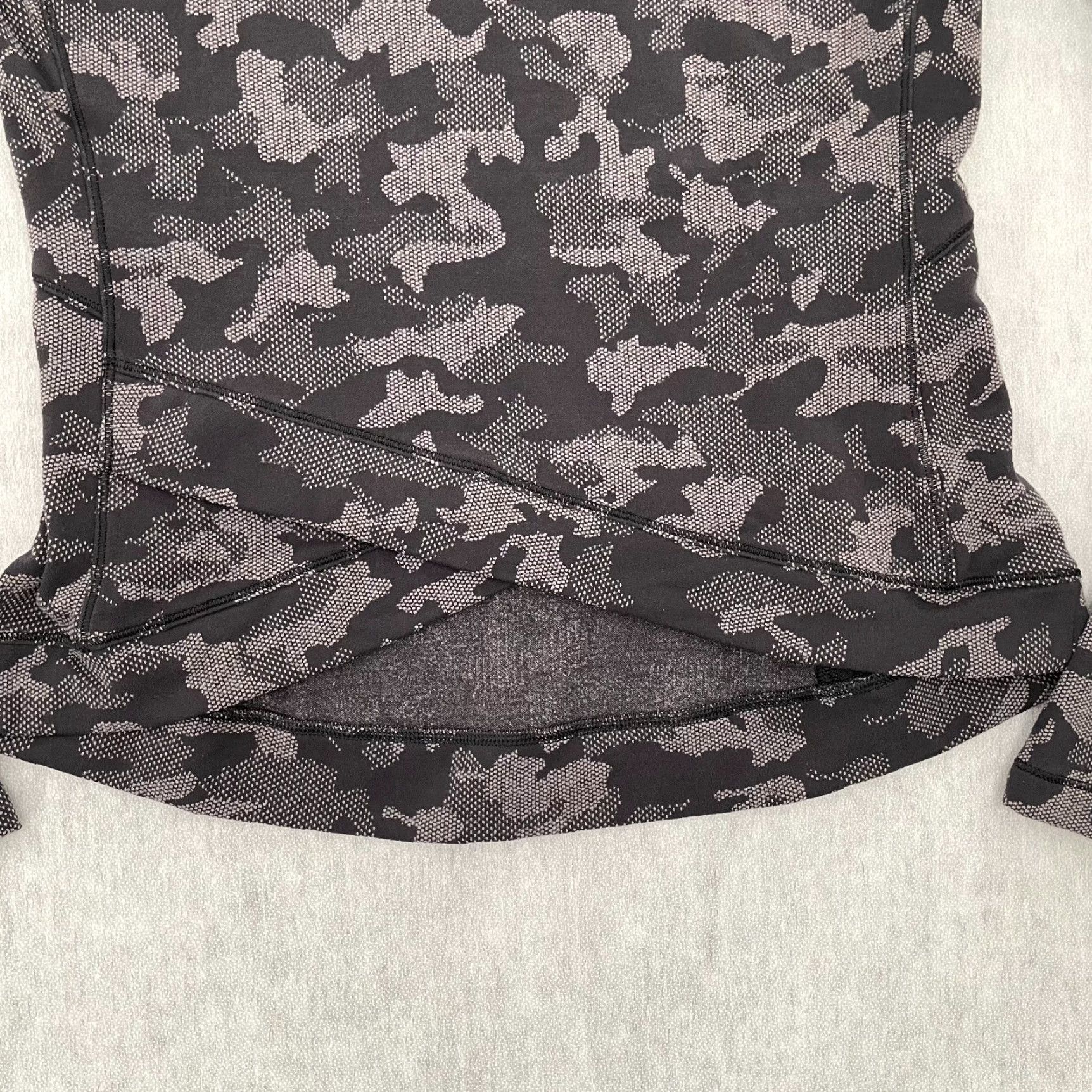 Lululemon VINTAGE Lululemon Sweater Womens 6 Pullover Camouflage Athletic Long Sleeve Knit Gray Black Ladies Size M / US 6-8 / IT 42-44 - 5 Thumbnail