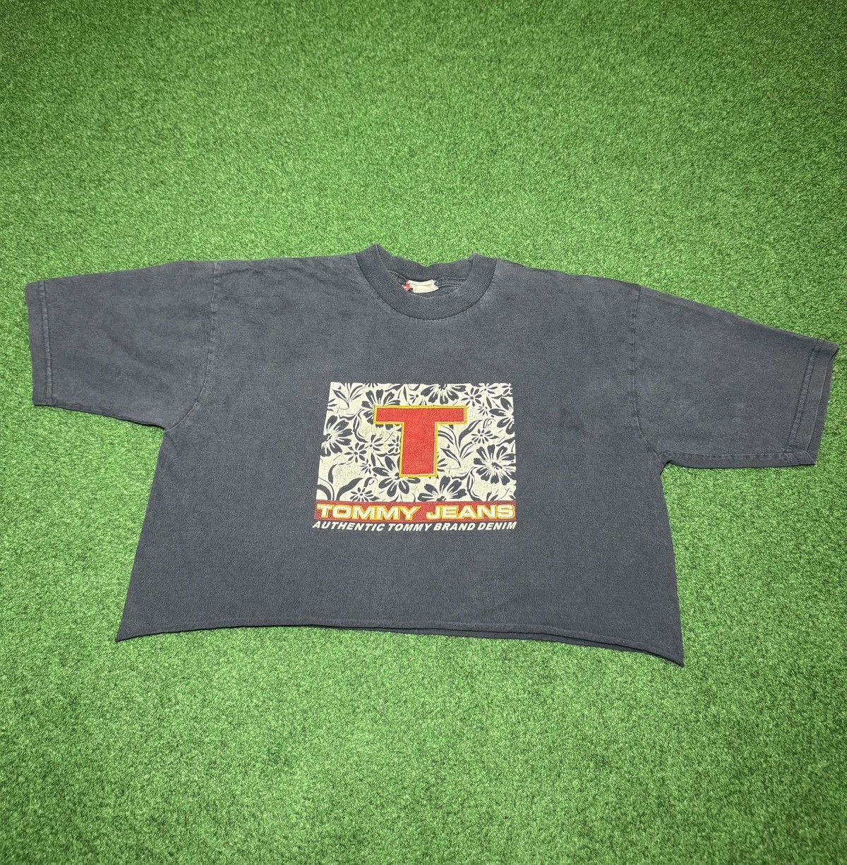 Tommy Hilfiger Tommy Hilfiger Vintage Cropped 90s 19x16 Faded T Shirt Size S / US 4 / IT 40 - 1 Thumbnail