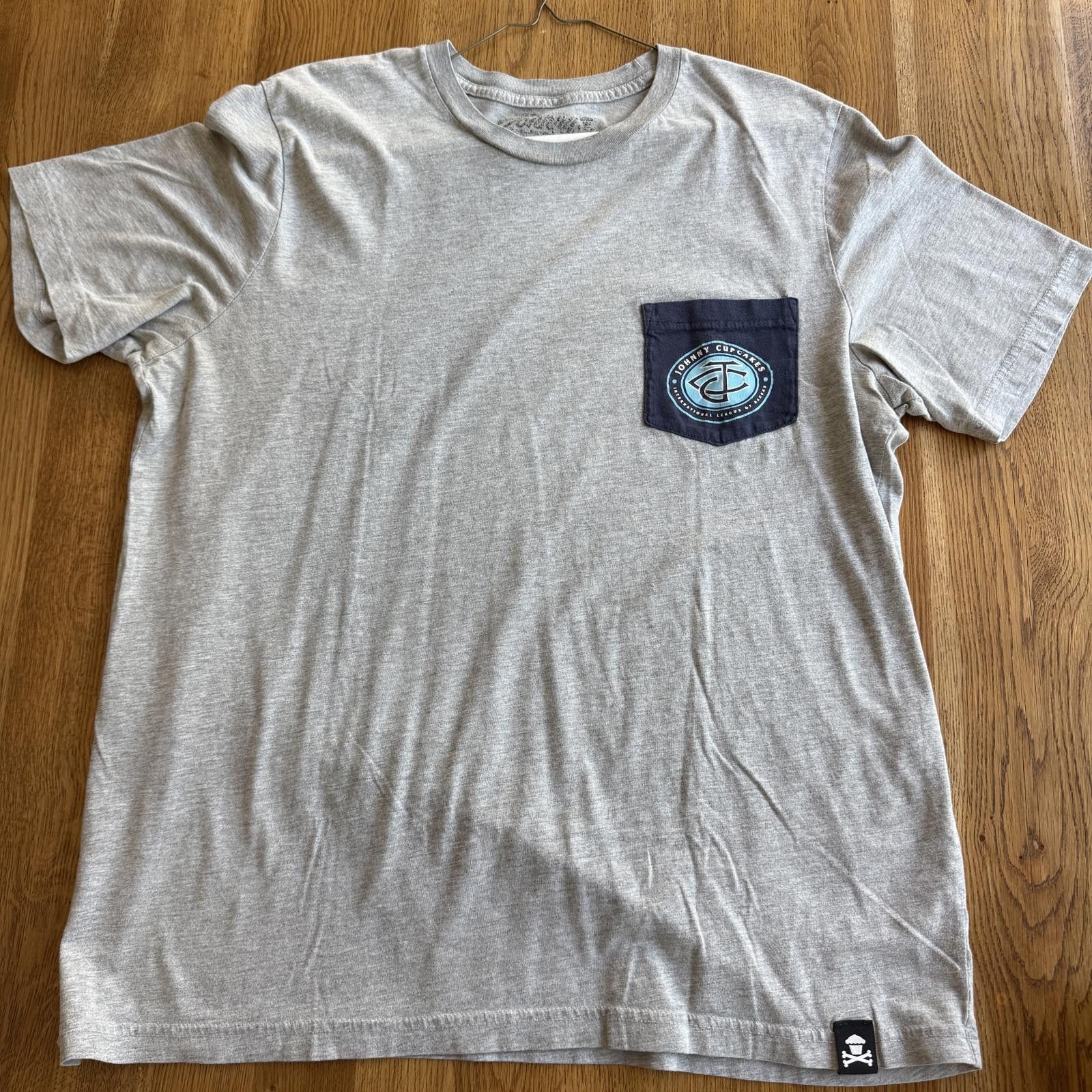 Johnny Cupcakes Johnny Cupcakes Crest Pocket T-Shirt Size XL Size XL / US 12-14 / IT 48-50 - 1 Thumbnail