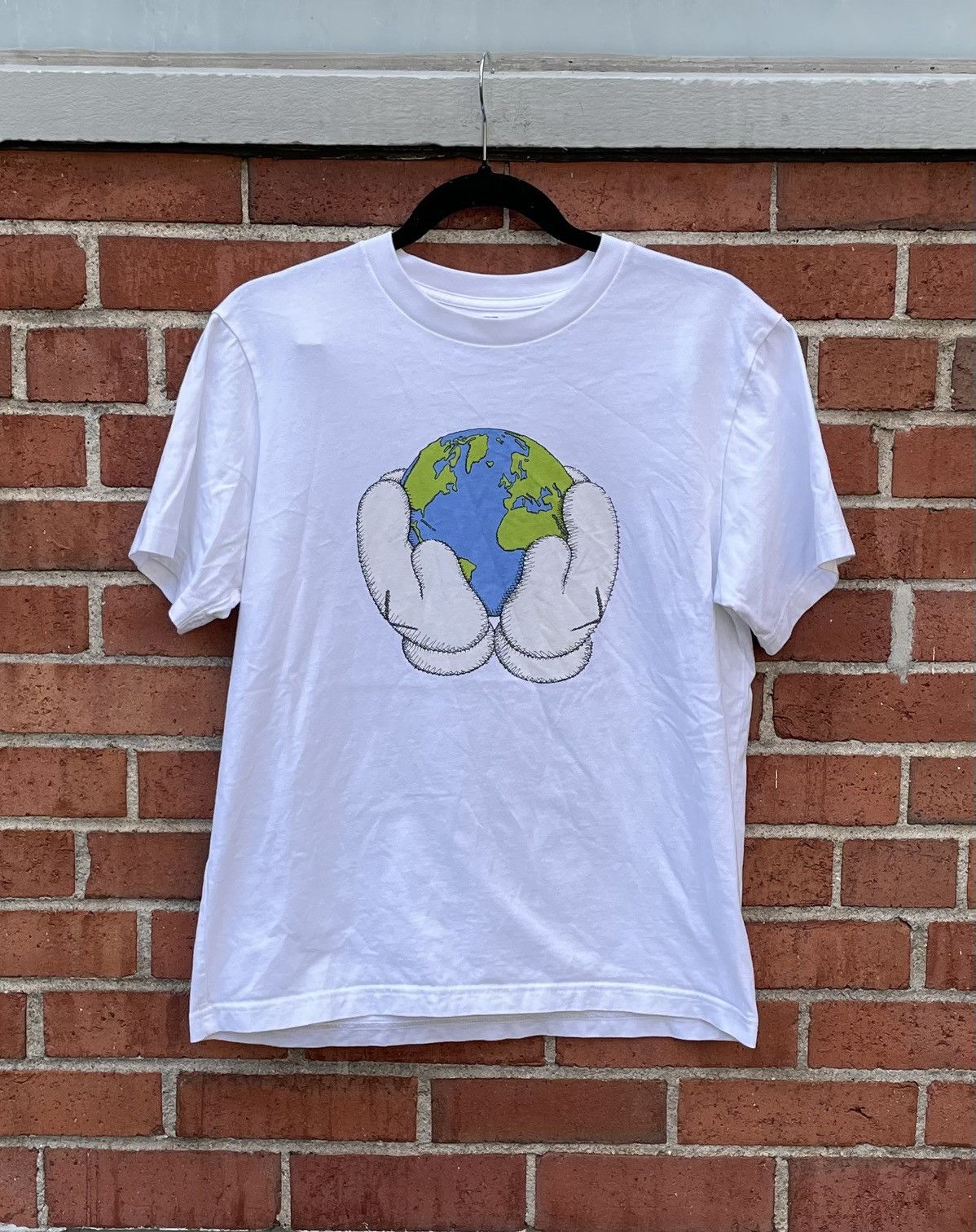 Kaws Uniqlo X Kaws Peace For All Graphic White TShirt Size US S / EU 44-46 / 1 - 1 Thumbnail