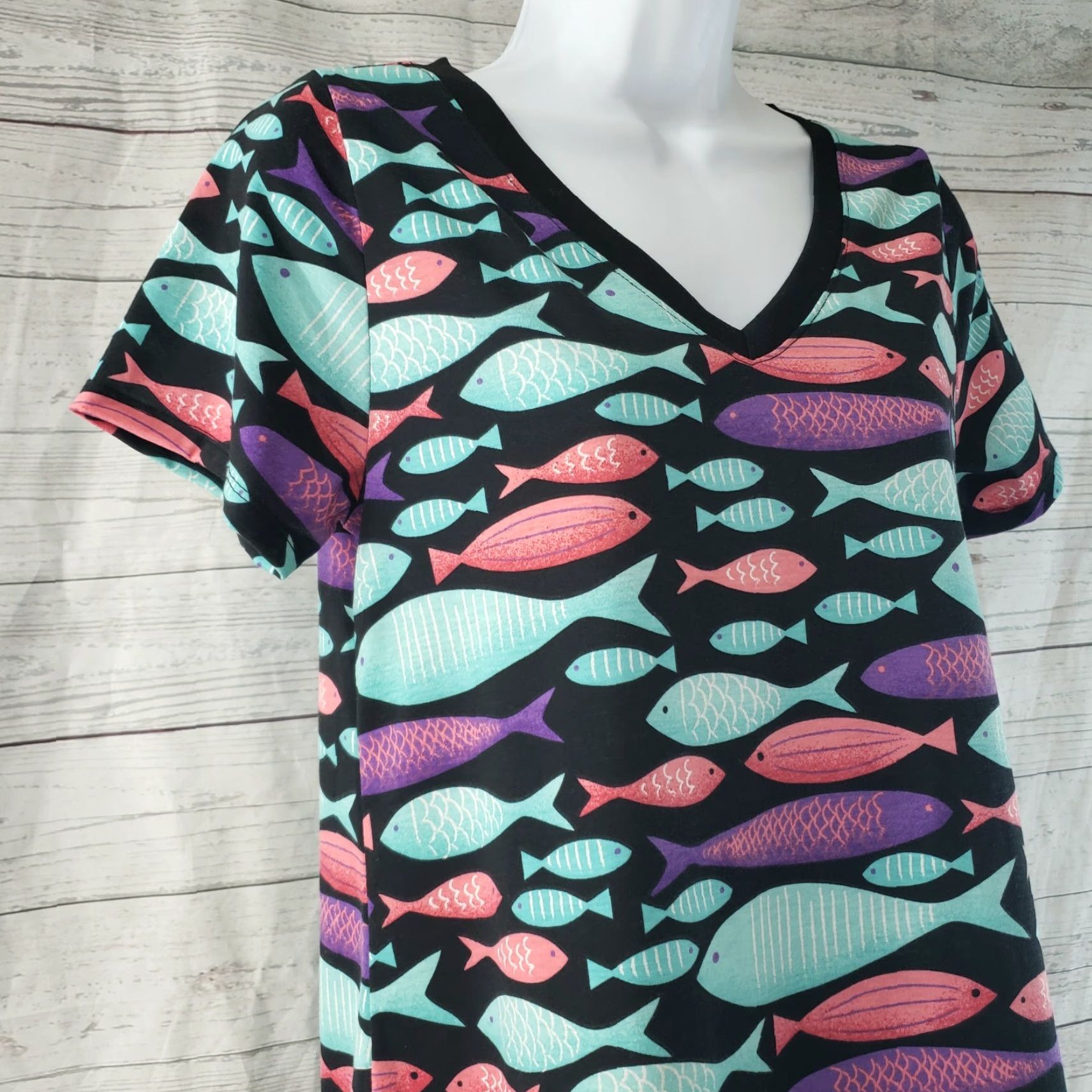 Vintage VINTAGE LuLaRoe Womens Christy Tee XS Black Teal Fish Print Short Sleeve V-Neck Size 26" / US 2 / IT 38 - 2 Thumbnail