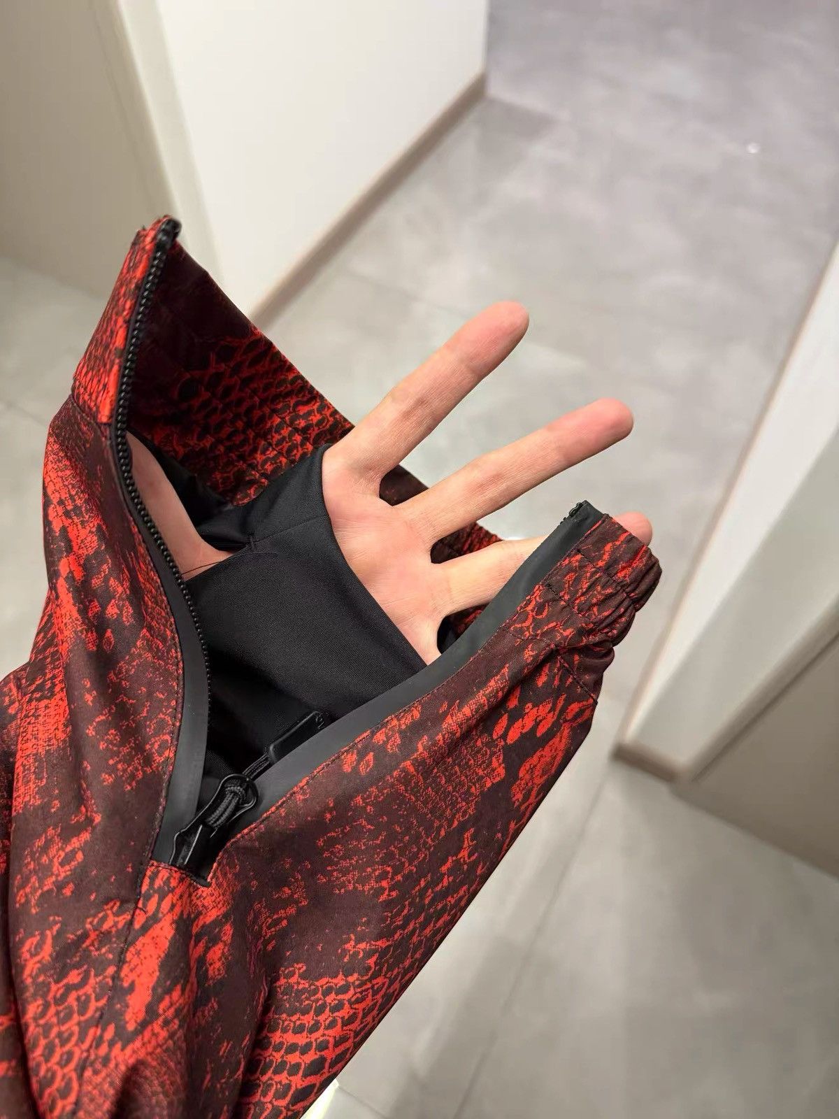 Other Red Scale Snake Pattern Outdoor Windproof Ski Suit Size US 32 / EU 48 - 13 Thumbnail