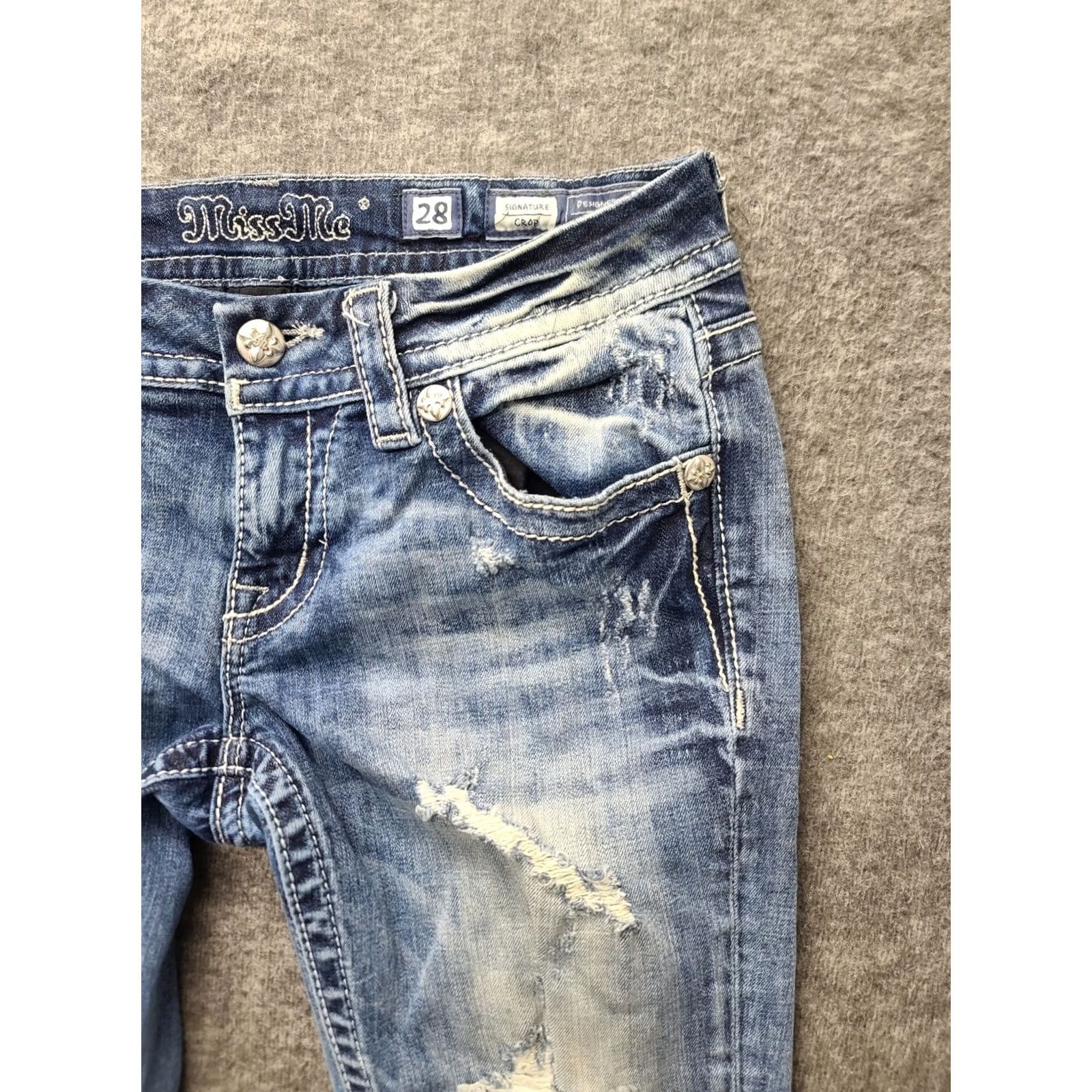 Miss Me Miss Me Jeans Womens 28x28 Signature Rise Cropped Distressed Thrashed Raw Hem Denim Cotton Spandex 5-Pocket Design Blue Cropped Regular Womens Jeans Size 28" / US 6 / IT 42 - 7 Thumbnail