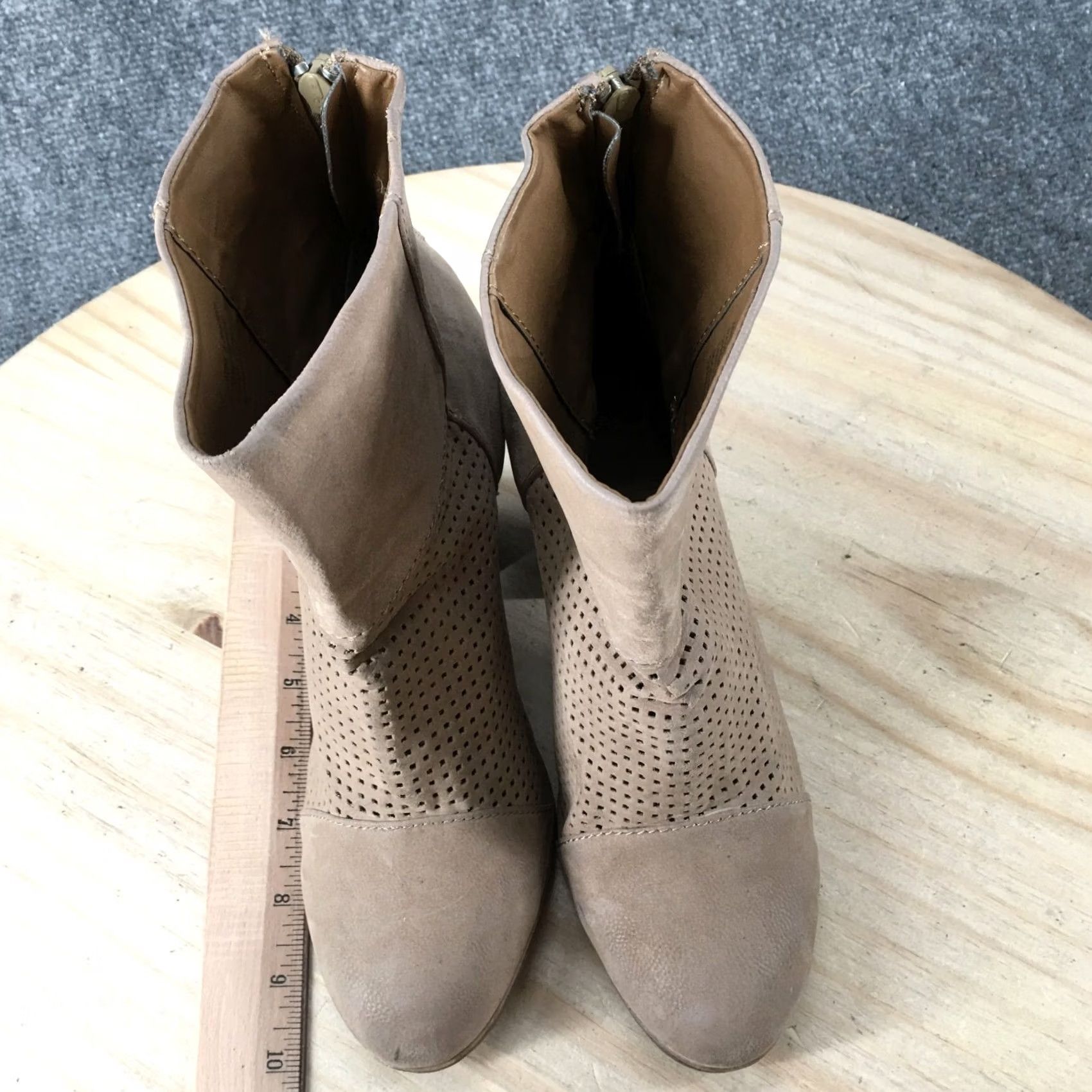 Vintage SO Boots Womens 8 M Beige Faux Leather Perforated Ankle Booties Heels Size US 8 / IT 38 - 7 Thumbnail