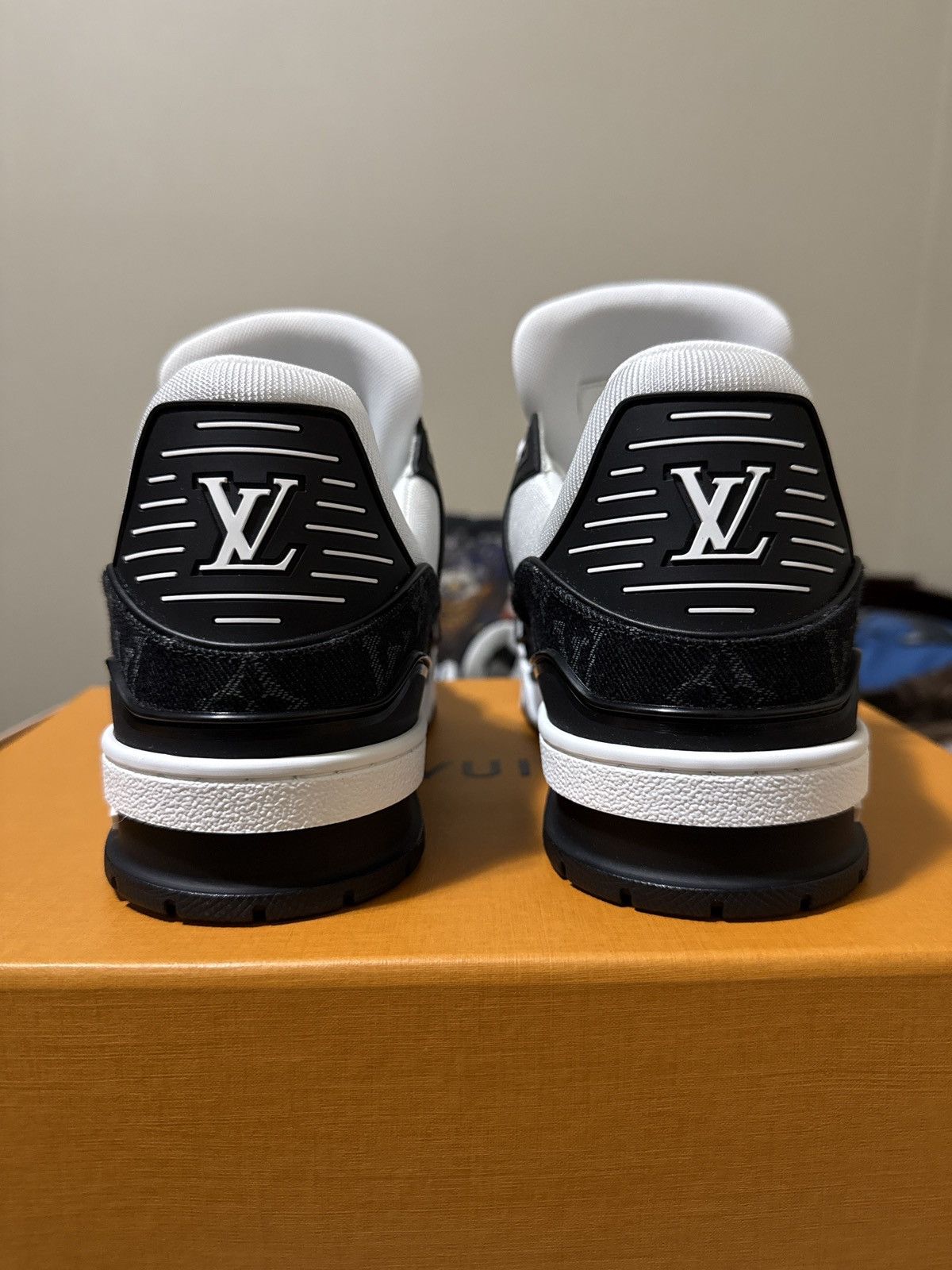 Louis Vuitton LOUIS VUTTION WHITE/BLACK TRAINER Size US 9.5 / EU 42-43 - 5 Thumbnail