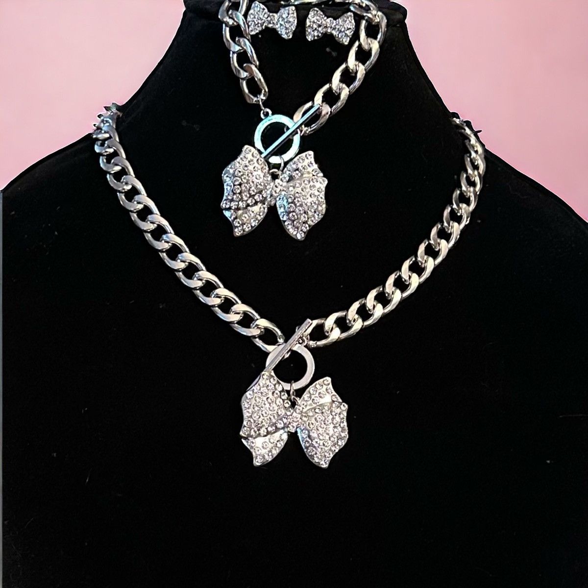 Other Chunky rhinestone bow toggle necklace, bracelet & earrings Size ONE SIZE - 1 Thumbnail