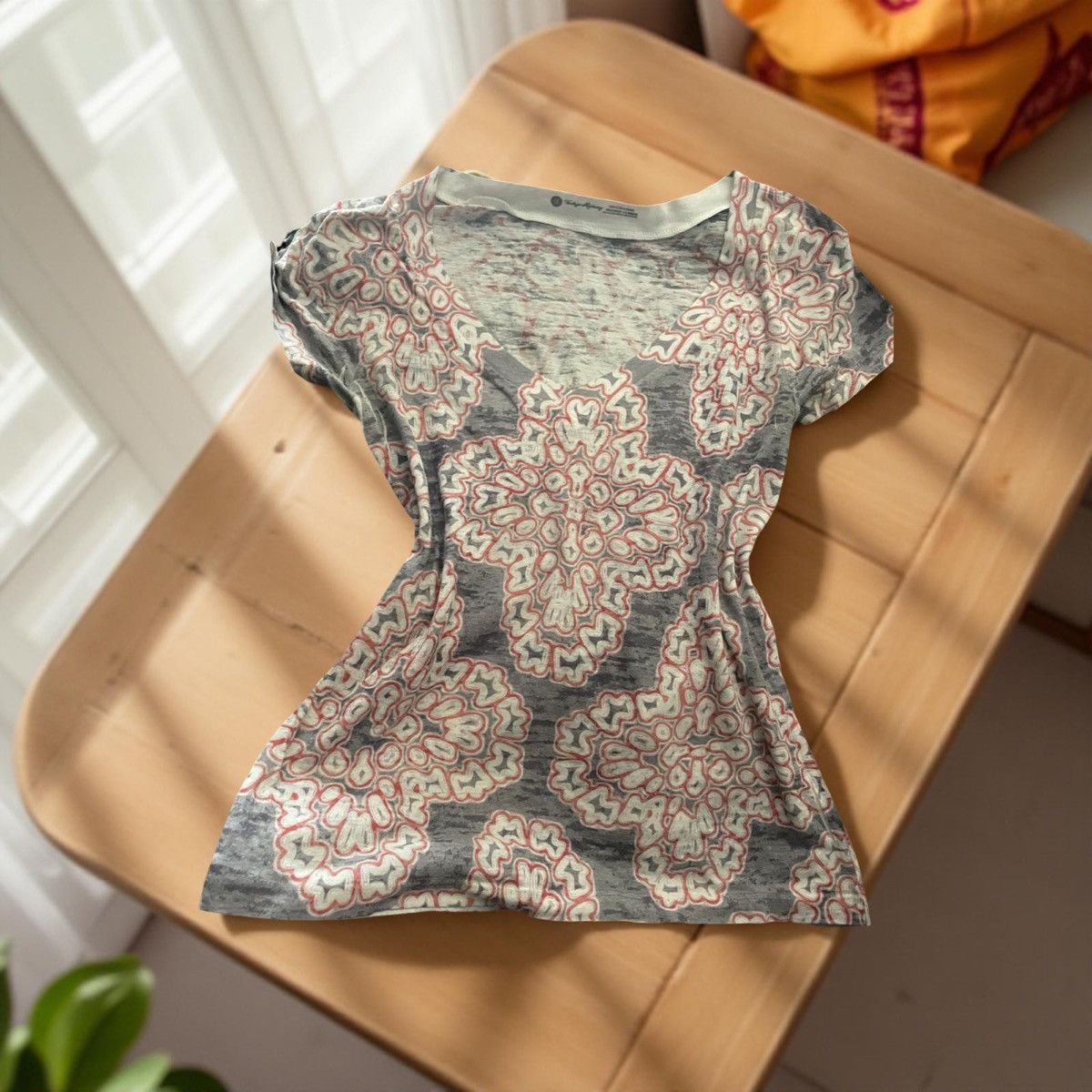 Other × Vintage Fitted Gray and Orange Short Sleeve Quatrefoil Floral Tee Size S / US 4 / IT 40 - 1 Thumbnail