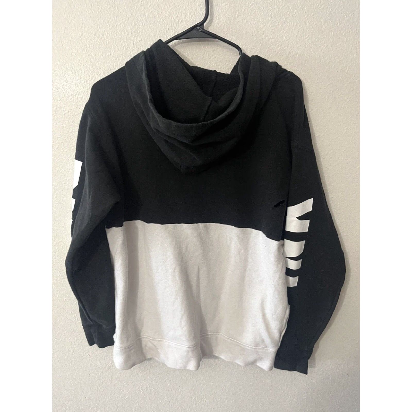 Victoria's Secret VINTAGE Victoria's Secret PINK Black Lightweight Hoodie Pullover Activewear Size XS Womens Size XS / US 0-2 / IT 36-38 - 3 Thumbnail