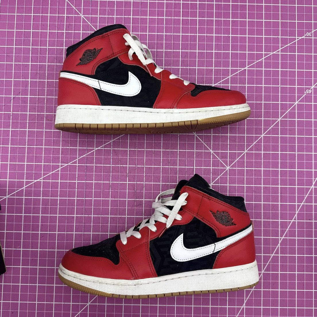 Jordan Brand Air Jordan 1 Mid Christmas SE GS Youth 6.5Y Size US 6.5 / EU 39-40 - 1 Thumbnail