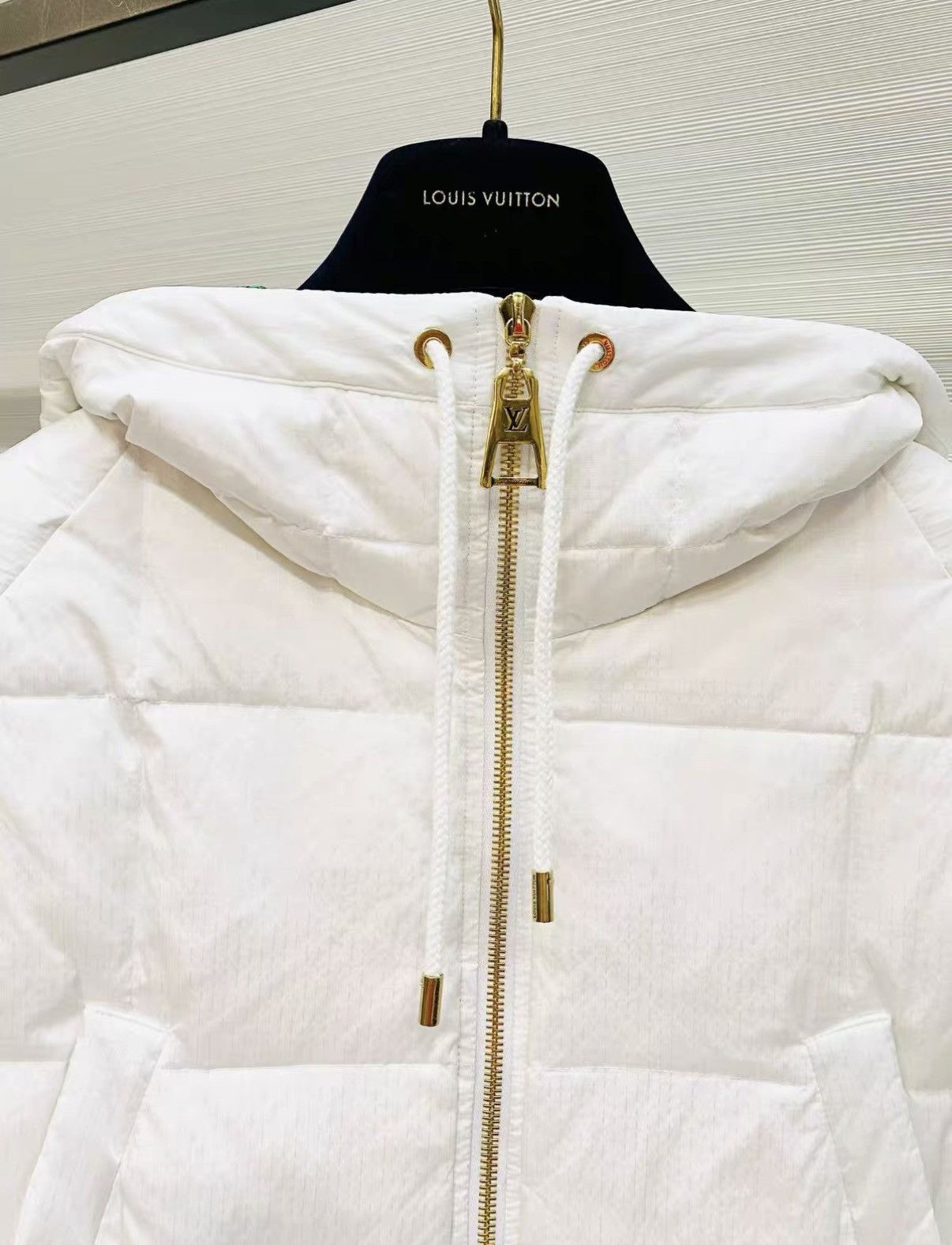 Louis Vuitton Louis Vuitton Classic White Cropped Zip-up Down Vest J33 Size XS / US 0-2 / IT 36-38 - 4 Thumbnail