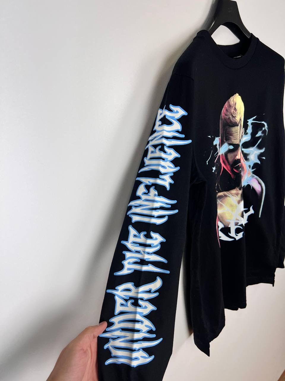 Vintage Chris Brown Breezy tour long sleeve size M Size US M / EU 48-50 / 2 - 5 Thumbnail