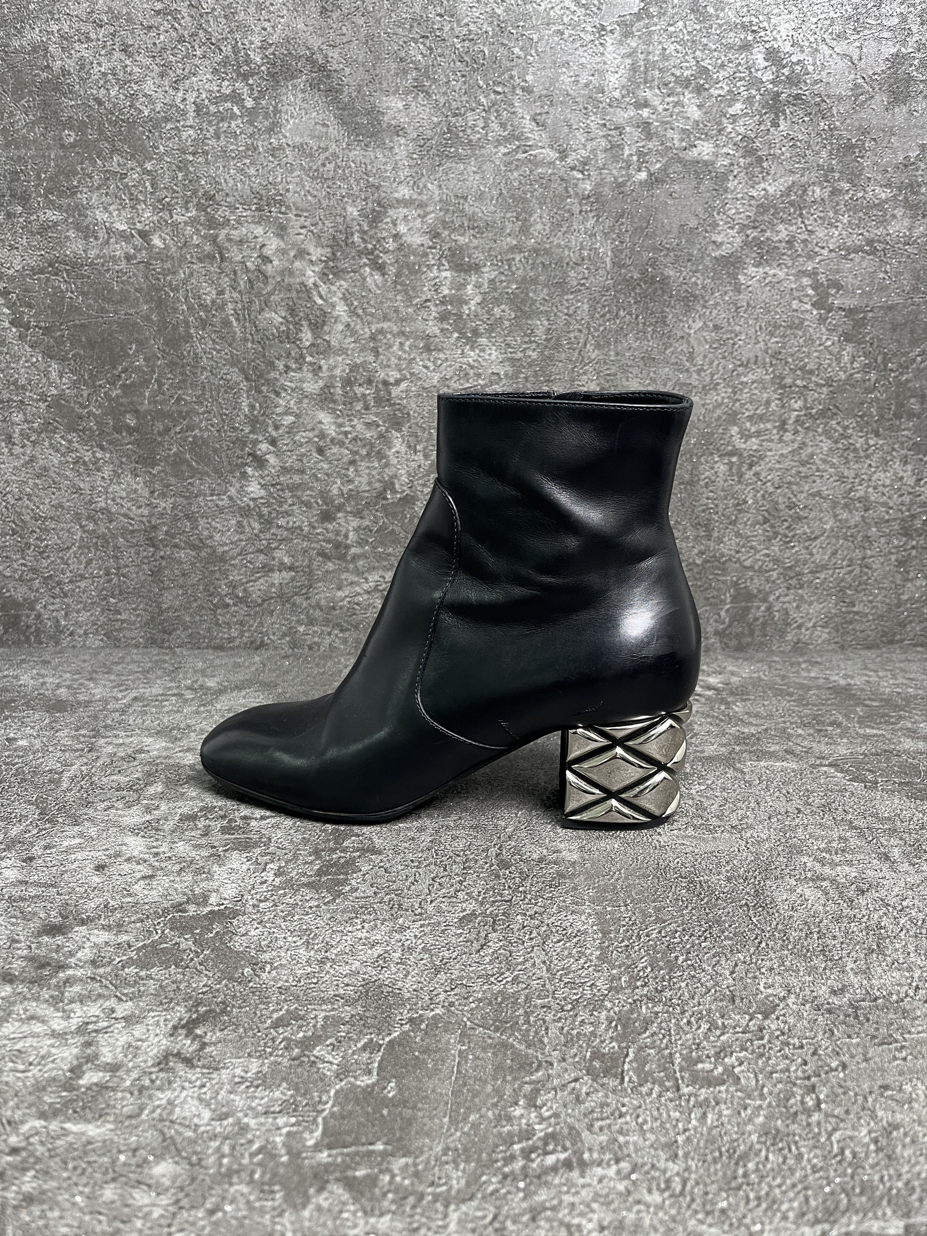 Louis Vuitton Louis Vuitton Black Leather Boots With Silver Quilted Heels Size US 6 / IT 36 - 1 Thumbnail