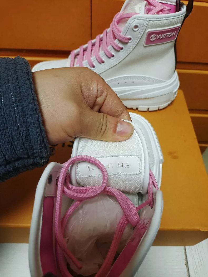 Louis Vuitton LV Women's White Athletic Sneakers Size 34.5-2507 Size US 4 / IT 34 - 7 Thumbnail