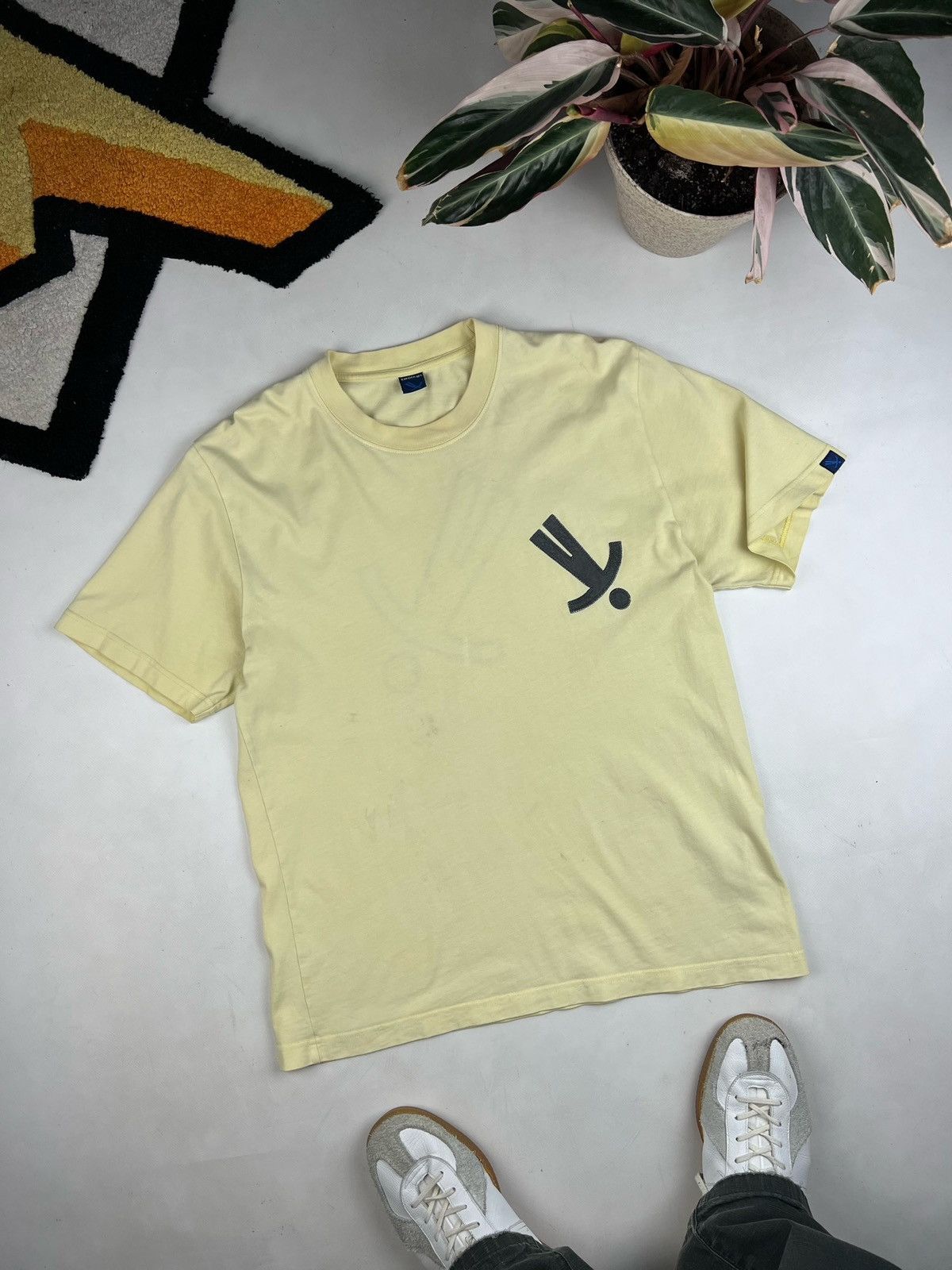 Vintage Unknown Brand T-Shirt Vintage Y2K USA twolegs designer Size US M / EU 48-50 / 2 - 3 Thumbnail