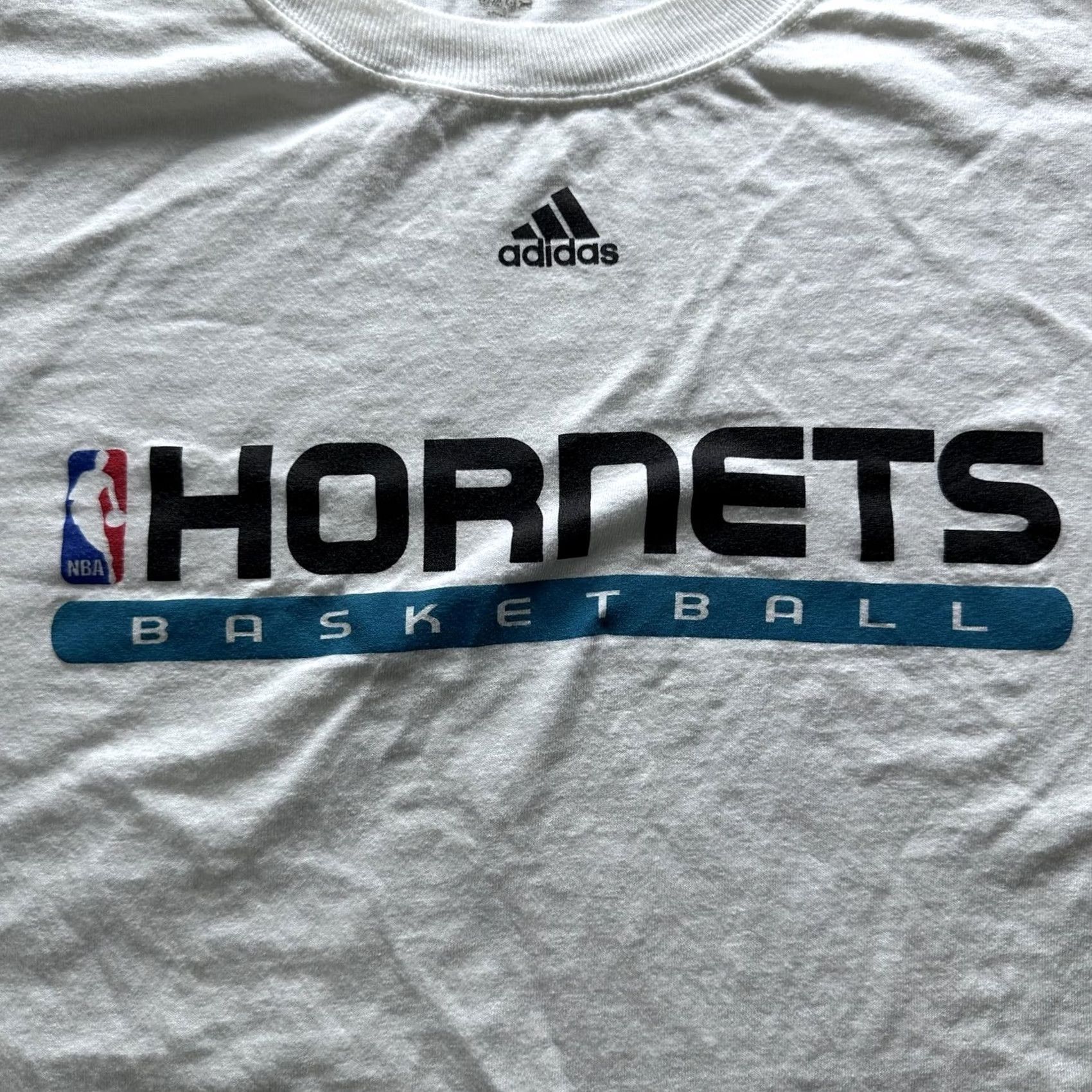 Adidas Adidas Mens XL White Hornets NBA Basketball Logo Graphic Tee Tagless Size US XL / EU 56 / 4 - 2 Thumbnail
