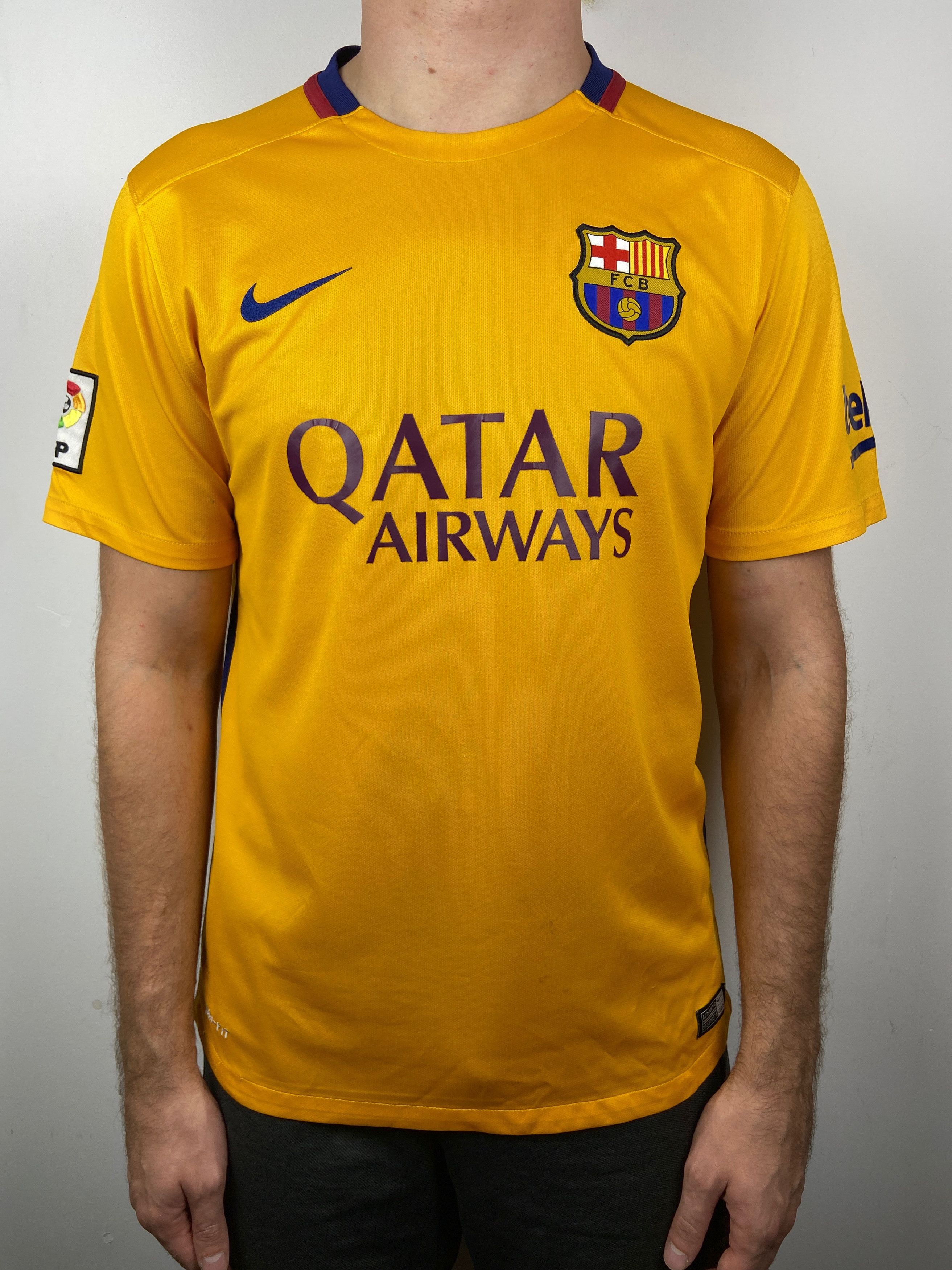 Nike Barcelona 2015 Away Soccer Jersey Football Shirt Size US L / EU 52-54 / 3 - 1 Thumbnail