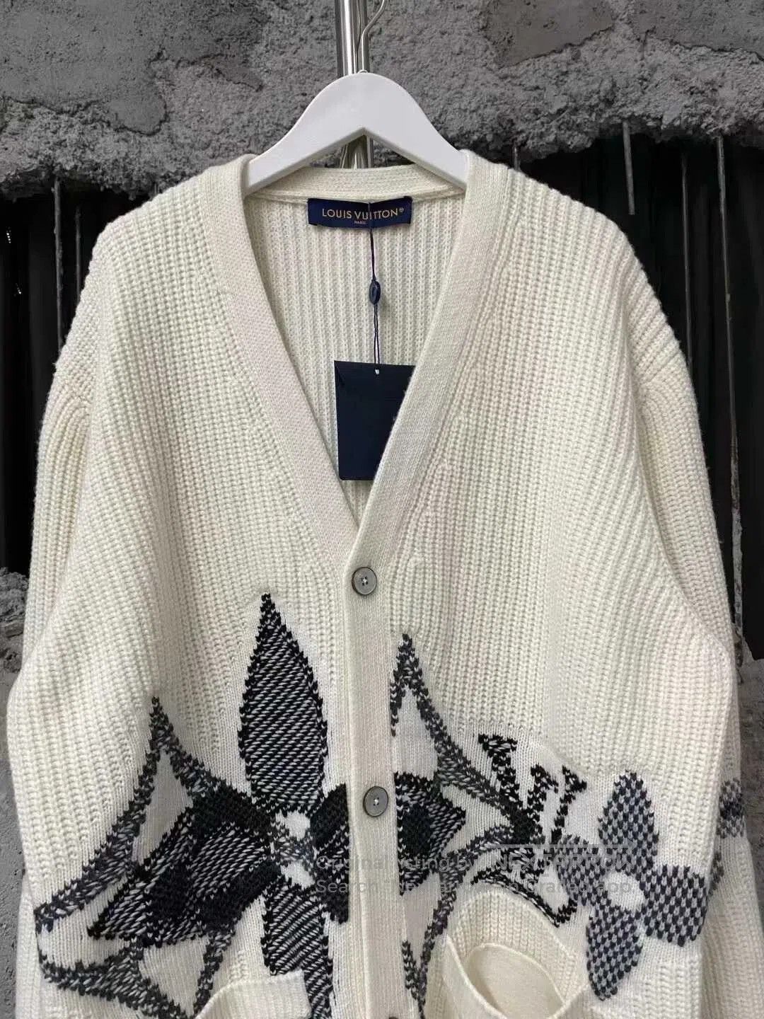 Louis Vuitton Louis Vuitton Floral Knit Cardigan in White. Size L / US 10 / IT 46 - 3 Thumbnail
