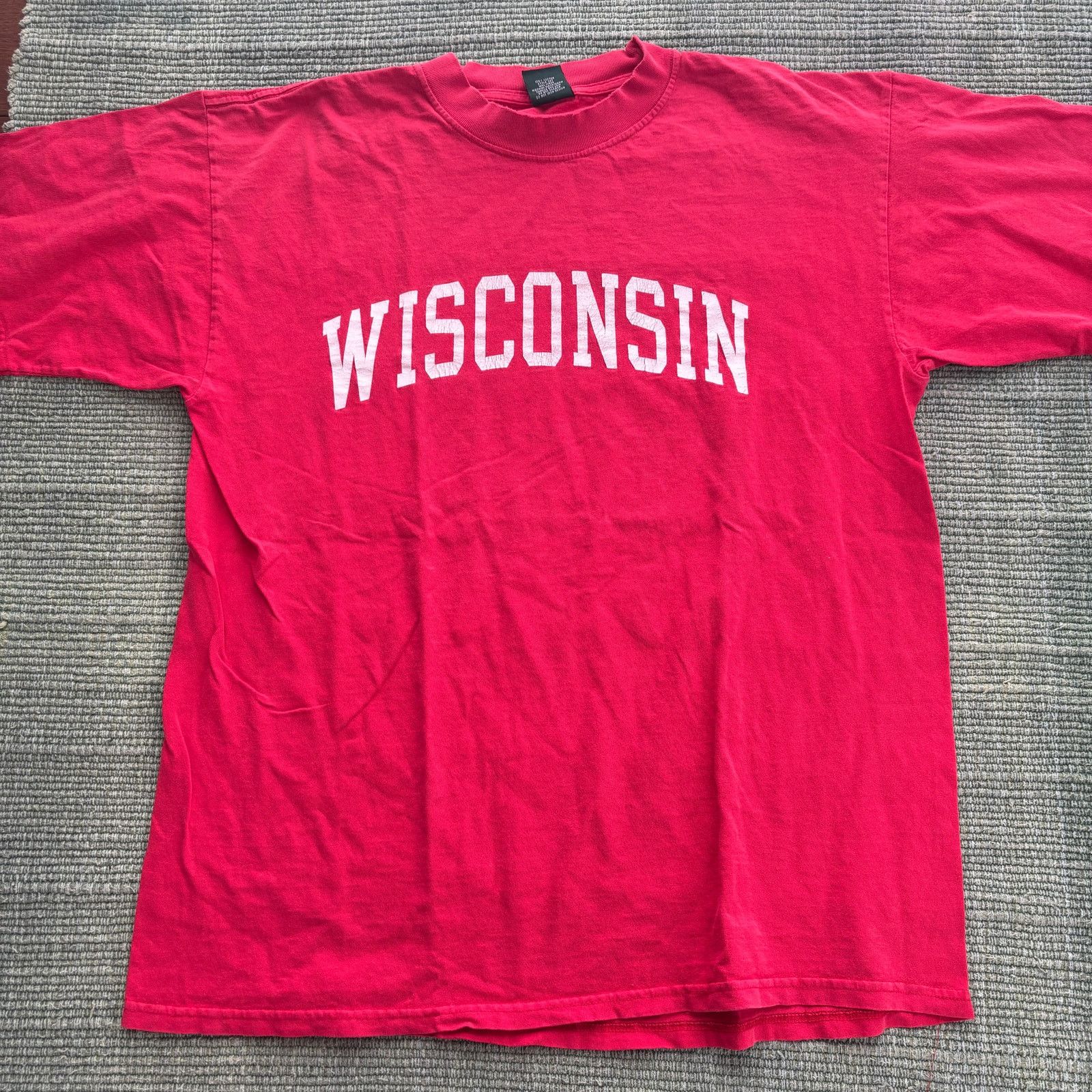 Vintage Vintage red Wisconsin distressed MV Sport tee shirt size XL Size US XL / EU 56 / 4 - 1 Thumbnail