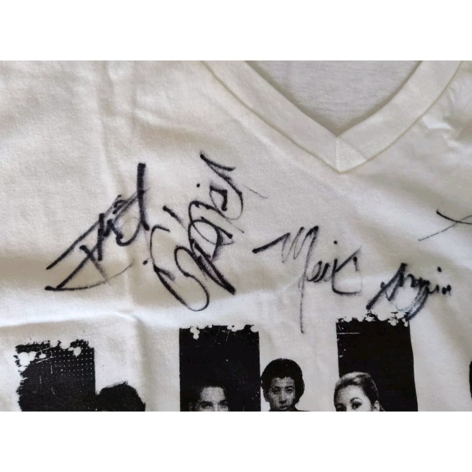 Gildan Gildan T-Shirt Unisex Adults Medium White Band Autographed Pop V-Neck Short Sleeve Cotton Size US M / EU 48-50 / 2 - 2 Thumbnail